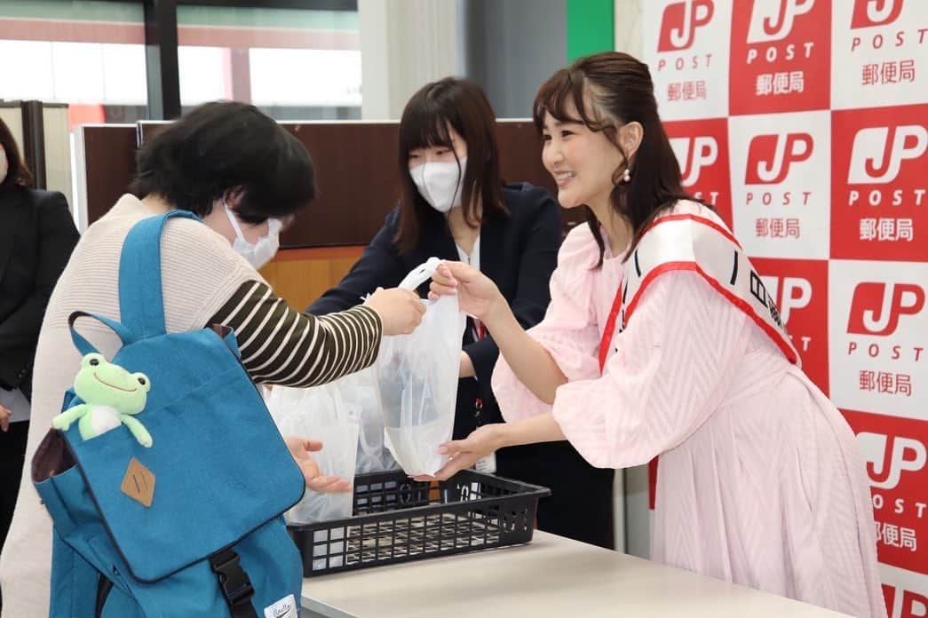 花音舞さんのインスタグラム写真 - (花音舞Instagram)「薔薇🌹  郵便局にお越し頂いた皆様に記念品で薔薇の鉢植えをプレゼントさせて頂きました💓  お家で育ててくださいね💛  #愛媛 #松山 #松山中央郵便局 #1日郵便局長  #記念品 #薔薇 🌹 #ありがとうございました💕」4月26日 11時39分 - mai_kanon_official