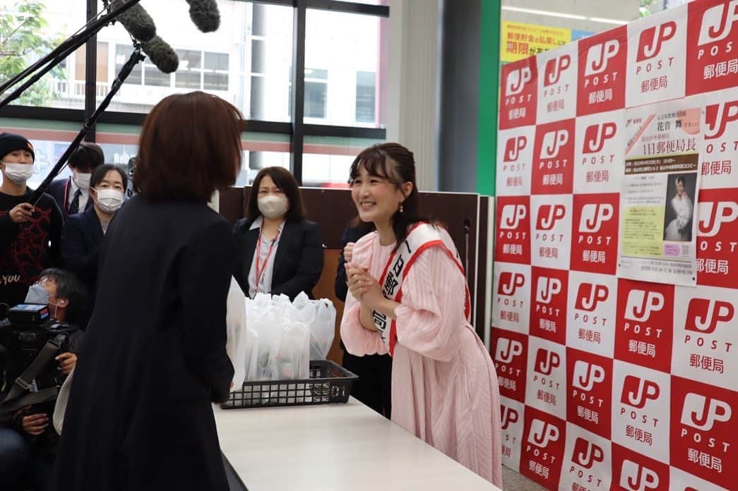 花音舞のインスタグラム：「薔薇🌹  郵便局にお越し頂いた皆様に記念品で薔薇の鉢植えをプレゼントさせて頂きました💓  お家で育ててくださいね💛  #愛媛 #松山 #松山中央郵便局 #1日郵便局長  #記念品 #薔薇 🌹 #ありがとうございました💕」