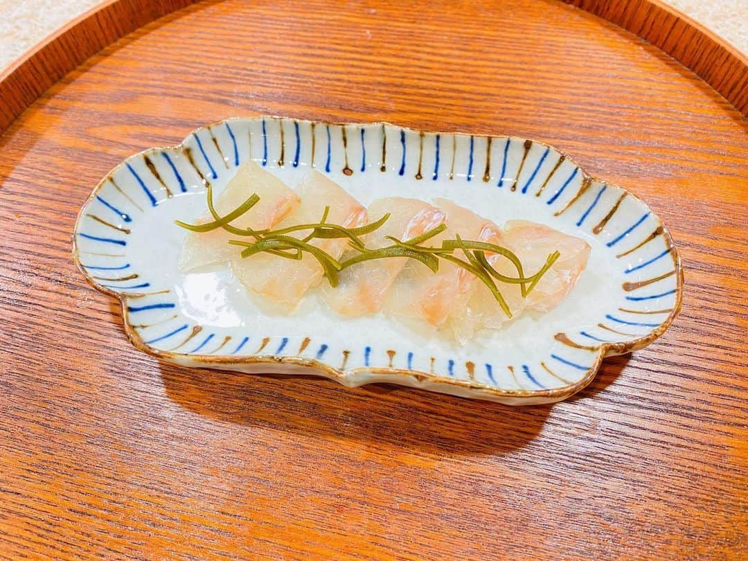 ベッキーのインスタグラム：「でんでんさん( @catering_den_den )が釣ったひらめをプレゼントしてくださいました♡ 調理しやすいようにサクにして、つまも大葉もアイスプラントもセットにして、さらにだーいすきなヅケ卵も自家製食べるラー油も一緒に😭 相変わらず愛のかたまりだ。  1日目はお刺身。 2日目は昆布締めにしました。 ソテーにしてトマトソースかけるのも合うとアドバイス頂いたのでそちらも実践！ 最高においしかったです。 本当にありがとうございました。  業界の皆さま。 この世界一おいしい半熟ヅケ卵が食べられるケータリングの　@catering_den_den さん、おすすめです。 午後の撮影ブチあがります！！  追伸 私が今、貰って1番嬉しいものは、新鮮な天然魚なのかもしれない。笑」