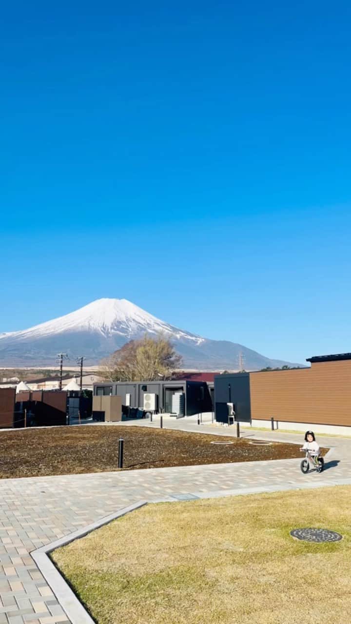 清澤恵美子のインスタグラム：「@tomoka_takeuchi  のチームメートのDarioとLadinaが日本に遊びに来ていたので息子と一緒にお邪魔させて貰い @visionglampingに行ってきました☺️  富士山が見える絶景のお部屋で息子も私も大感激😍 BBQも朝食も全て準備されてて 夜には満開の星空を見ながら 焚き火して語りながらマシュマロ焼いて 最高に贅沢なグランピングをさせて貰いました💓  お部屋の敷地内にある温泉は贅沢極まりなく、水風呂にサウナもあって朝も夜もゆっくり入らせて貰いました♨️  キャンプとはいえ、 @globalwifi_officialもあって Wifi環境もサクサク！！ 世界各国本当にスムーズなネット環境をくれるWi-Fiと改めて感じました^ ^  智香ちゃんは同い年のウィンター競技者の友人。 いつも私たちファミリーのことを気にかけてくれて本当に温かい人。 そのお友達もやっぱり温かい人たちで、彼らは今年の世界選手権での2人ともメダルを獲得しましたが智香ちゃん含めて強い選手だろうが関係なく人としての振る舞いや温かさは心から尊敬し、息子も私もこんな人たちになりたいなと思いました。 そして息子にとっては異文化交流、私にとっては久々のスイスのスキー、スノーボード話にとても楽しい時間でした☺️  とっても充実した時間 感謝です @globalwifi_official  @visionglamping  @gobeyonder0200  #グローバルWiFi  #globalwifi  #gobeyonder #GOBEYOND #Fuji#富士山#グランピング #山中湖」