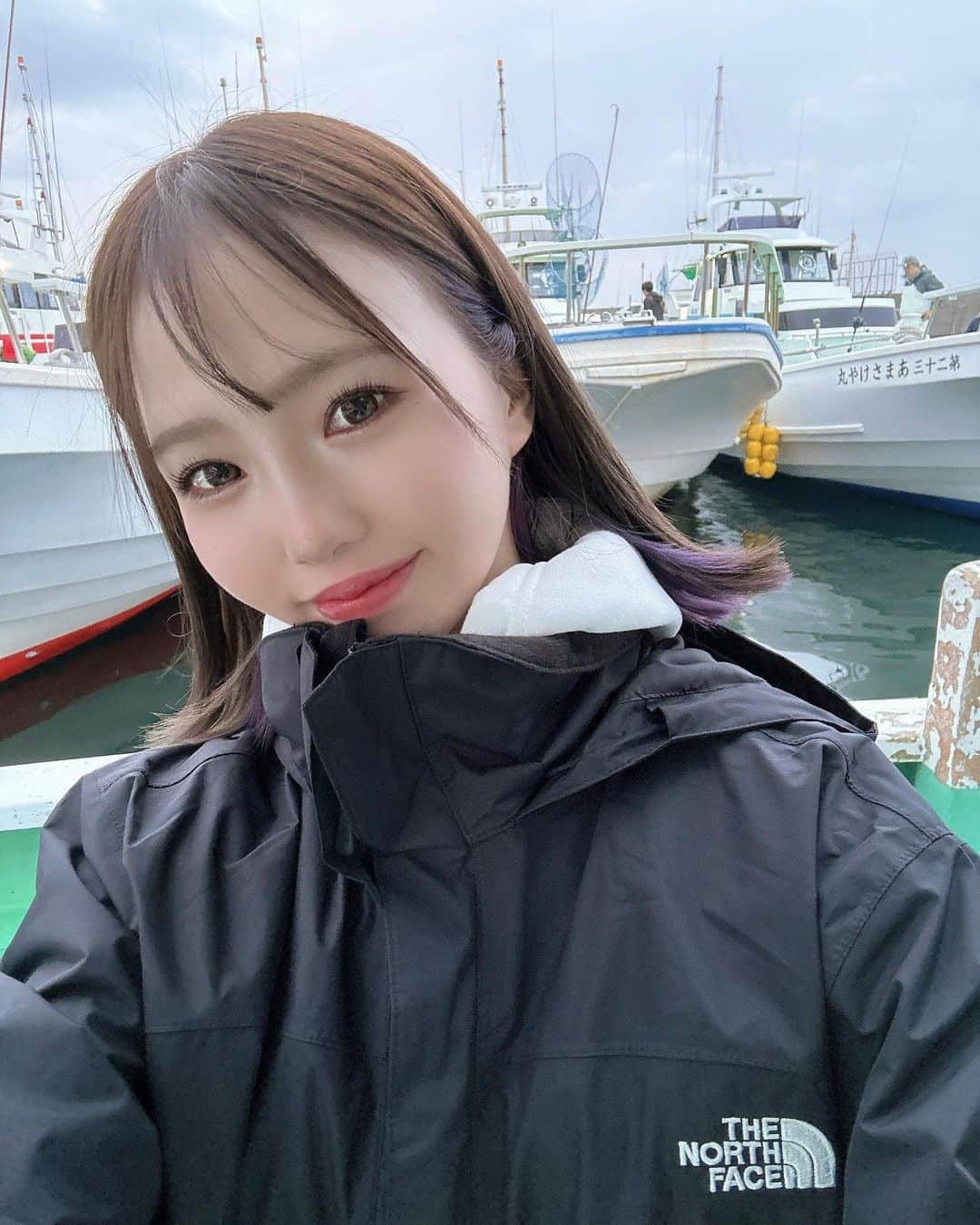 彩田真鈴のインスタグラム：「船釣りに行ってきました🎣  人生でいちばんの早起きだったかもしれない😂  #海釣り #船釣り #釣り #釣り好きな人と繋がりたい #釣りガール #釣り女子 #釣りスタグラム #fishing #fishinggirl」