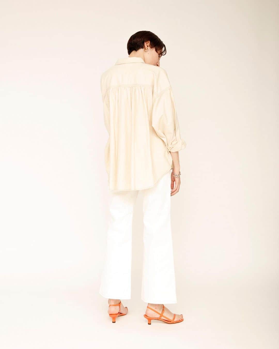 ジョンブルさんのインスタグラム写真 - (ジョンブルInstagram)「CHAMBRAY ITEMS STYLING  上品な光沢感と吸水性が魅力のシャンブレー生地を使った最新アイテムをご紹介するコンテンツが本日公開✨  ＠johnbull_private_labo_womensでは夏にピッタリな薄くて光沢感が上品な“シャンブレー生地”を使用した新作コレクションが登場。  シャツ、サロペット、イージーパンツ、ワンピース、スカートの計5シルエットを展開しています。  さらりと着れる軽くて吸水性抜群のコットンのみを使用したこれからの季節にピッタリなアイテムです。  GW、夏のイベントへのお出かけにおすすめです♪  -SHIRTS- style 1 SHIRT lot.JL232S02/￥17,600 tax in TOPS lot.JL232S03/￥16,500 tax in PANTS lot.JL232P08/￥16,500 tax in   style 2 SHIRT lot.JL232S02/￥17,600 tax in TOPS lot.JL232N03/￥6,600 tax in  PANTS lot.JY231P09/￥17,600 tax in   ▷特集ページ https://www.privatelabo.jp/contents/feature/?p=1571559  #johnbull #johnbullprivatelabo #johnbullonlinestore #johnbullwomens #chambray #johnbulldenim #shirtsstyle #denimsalopette #denimdress #denimskirts #2023summer #ジョンブル #ジョンブルプライベートラボ #夏デニムスタイル #シャンブレー #夏のマストアイテム #サマードレス #シャンブレーデニム #チャンキーシャツ #デニムサロペット #マーメイドワンピ #2023年夏の新作」4月26日 12時04分 - johnbull_private_labo