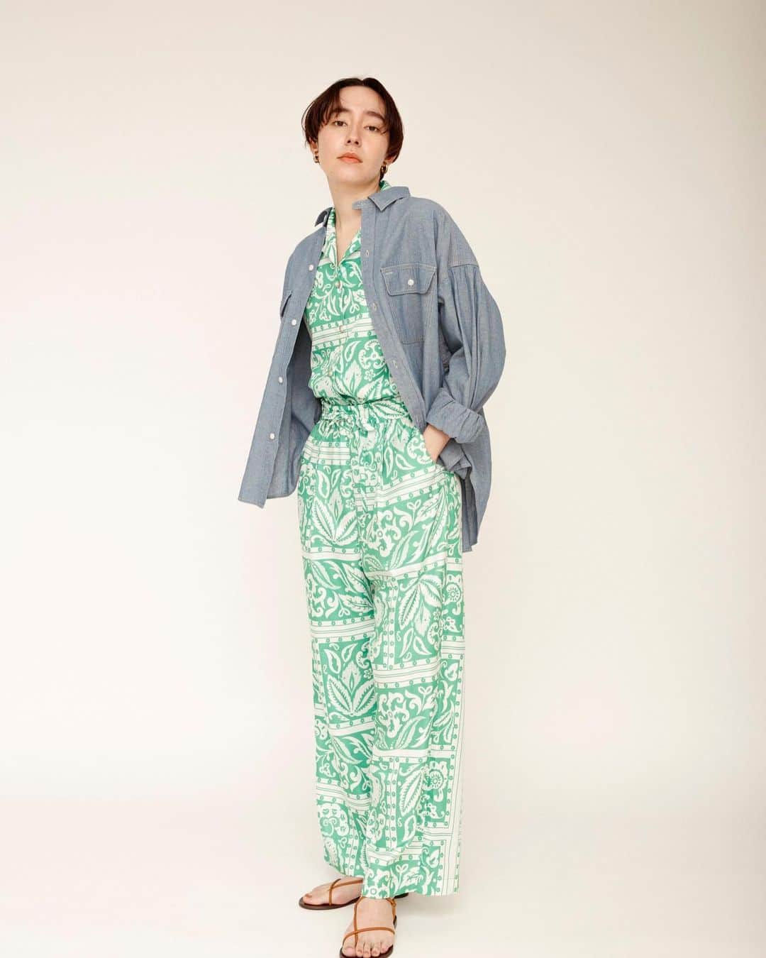 ジョンブルさんのインスタグラム写真 - (ジョンブルInstagram)「CHAMBRAY ITEMS STYLING  上品な光沢感と吸水性が魅力のシャンブレー生地を使った最新アイテムをご紹介するコンテンツが本日公開✨  ＠johnbull_private_labo_womensでは夏にピッタリな薄くて光沢感が上品な“シャンブレー生地”を使用した新作コレクションが登場。  シャツ、サロペット、イージーパンツ、ワンピース、スカートの計5シルエットを展開しています。  さらりと着れる軽くて吸水性抜群のコットンのみを使用したこれからの季節にピッタリなアイテムです。  GW、夏のイベントへのお出かけにおすすめです♪  -SHIRTS- style 1 SHIRT lot.JL232S02/￥17,600 tax in TOPS lot.JL232S03/￥16,500 tax in PANTS lot.JL232P08/￥16,500 tax in   style 2 SHIRT lot.JL232S02/￥17,600 tax in TOPS lot.JL232N03/￥6,600 tax in  PANTS lot.JY231P09/￥17,600 tax in   ▷特集ページ https://www.privatelabo.jp/contents/feature/?p=1571559  #johnbull #johnbullprivatelabo #johnbullonlinestore #johnbullwomens #chambray #johnbulldenim #shirtsstyle #denimsalopette #denimdress #denimskirts #2023summer #ジョンブル #ジョンブルプライベートラボ #夏デニムスタイル #シャンブレー #夏のマストアイテム #サマードレス #シャンブレーデニム #チャンキーシャツ #デニムサロペット #マーメイドワンピ #2023年夏の新作」4月26日 12時04分 - johnbull_private_labo