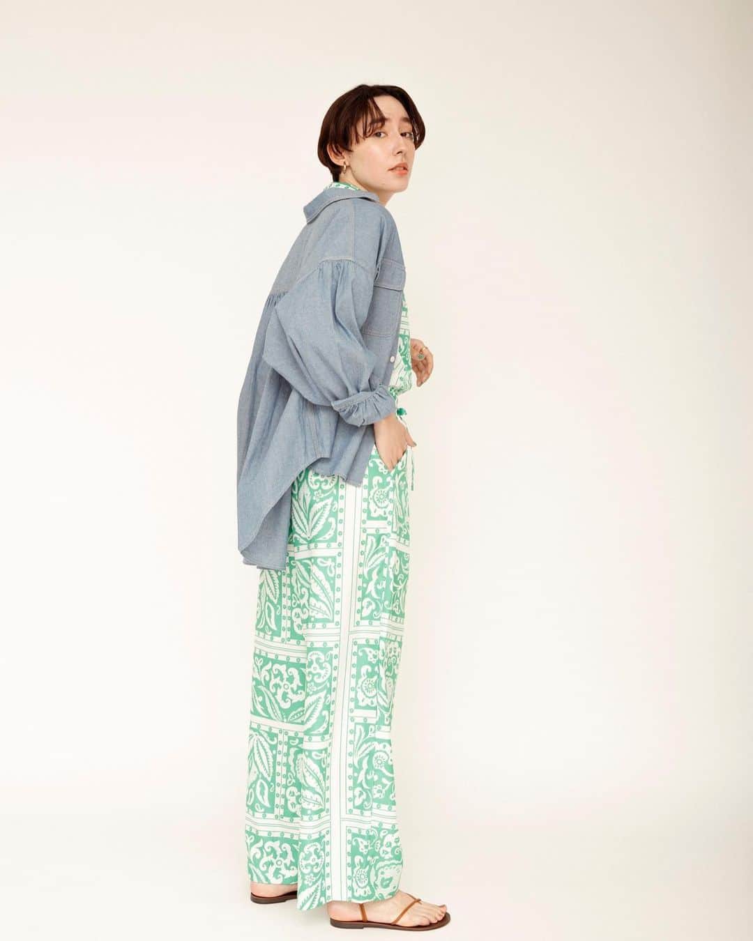 ジョンブルさんのインスタグラム写真 - (ジョンブルInstagram)「CHAMBRAY ITEMS STYLING  上品な光沢感と吸水性が魅力のシャンブレー生地を使った最新アイテムをご紹介するコンテンツが本日公開✨  ＠johnbull_private_labo_womensでは夏にピッタリな薄くて光沢感が上品な“シャンブレー生地”を使用した新作コレクションが登場。  シャツ、サロペット、イージーパンツ、ワンピース、スカートの計5シルエットを展開しています。  さらりと着れる軽くて吸水性抜群のコットンのみを使用したこれからの季節にピッタリなアイテムです。  GW、夏のイベントへのお出かけにおすすめです♪  -SHIRTS- style 1 SHIRT lot.JL232S02/￥17,600 tax in TOPS lot.JL232S03/￥16,500 tax in PANTS lot.JL232P08/￥16,500 tax in   style 2 SHIRT lot.JL232S02/￥17,600 tax in TOPS lot.JL232N03/￥6,600 tax in  PANTS lot.JY231P09/￥17,600 tax in   ▷特集ページ https://www.privatelabo.jp/contents/feature/?p=1571559  #johnbull #johnbullprivatelabo #johnbullonlinestore #johnbullwomens #chambray #johnbulldenim #shirtsstyle #denimsalopette #denimdress #denimskirts #2023summer #ジョンブル #ジョンブルプライベートラボ #夏デニムスタイル #シャンブレー #夏のマストアイテム #サマードレス #シャンブレーデニム #チャンキーシャツ #デニムサロペット #マーメイドワンピ #2023年夏の新作」4月26日 12時04分 - johnbull_private_labo