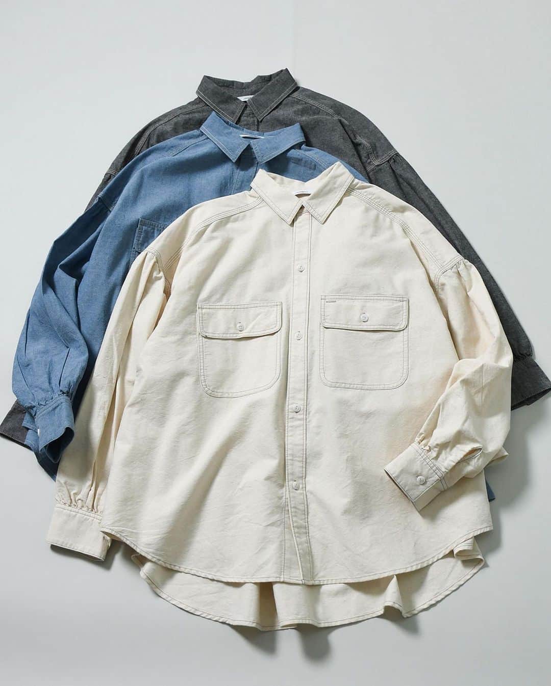 ジョンブルさんのインスタグラム写真 - (ジョンブルInstagram)「CHAMBRAY ITEMS STYLING  上品な光沢感と吸水性が魅力のシャンブレー生地を使った最新アイテムをご紹介するコンテンツが本日公開✨  ＠johnbull_private_labo_womensでは夏にピッタリな薄くて光沢感が上品な“シャンブレー生地”を使用した新作コレクションが登場。  シャツ、サロペット、イージーパンツ、ワンピース、スカートの計5シルエットを展開しています。  さらりと着れる軽くて吸水性抜群のコットンのみを使用したこれからの季節にピッタリなアイテムです。  GW、夏のイベントへのお出かけにおすすめです♪  -SHIRTS- style 1 SHIRT lot.JL232S02/￥17,600 tax in TOPS lot.JL232S03/￥16,500 tax in PANTS lot.JL232P08/￥16,500 tax in   style 2 SHIRT lot.JL232S02/￥17,600 tax in TOPS lot.JL232N03/￥6,600 tax in  PANTS lot.JY231P09/￥17,600 tax in   ▷特集ページ https://www.privatelabo.jp/contents/feature/?p=1571559  #johnbull #johnbullprivatelabo #johnbullonlinestore #johnbullwomens #chambray #johnbulldenim #shirtsstyle #denimsalopette #denimdress #denimskirts #2023summer #ジョンブル #ジョンブルプライベートラボ #夏デニムスタイル #シャンブレー #夏のマストアイテム #サマードレス #シャンブレーデニム #チャンキーシャツ #デニムサロペット #マーメイドワンピ #2023年夏の新作」4月26日 12時04分 - johnbull_private_labo