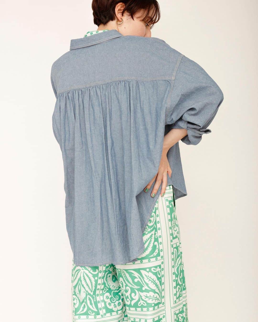 ジョンブルさんのインスタグラム写真 - (ジョンブルInstagram)「CHAMBRAY ITEMS STYLING  上品な光沢感と吸水性が魅力のシャンブレー生地を使った最新アイテムをご紹介するコンテンツが本日公開✨  ＠johnbull_private_labo_womensでは夏にピッタリな薄くて光沢感が上品な“シャンブレー生地”を使用した新作コレクションが登場。  シャツ、サロペット、イージーパンツ、ワンピース、スカートの計5シルエットを展開しています。  さらりと着れる軽くて吸水性抜群のコットンのみを使用したこれからの季節にピッタリなアイテムです。  GW、夏のイベントへのお出かけにおすすめです♪  -SHIRTS- style 1 SHIRT lot.JL232S02/￥17,600 tax in TOPS lot.JL232S03/￥16,500 tax in PANTS lot.JL232P08/￥16,500 tax in   style 2 SHIRT lot.JL232S02/￥17,600 tax in TOPS lot.JL232N03/￥6,600 tax in  PANTS lot.JY231P09/￥17,600 tax in   ▷特集ページ https://www.privatelabo.jp/contents/feature/?p=1571559  #johnbull #johnbullprivatelabo #johnbullonlinestore #johnbullwomens #chambray #johnbulldenim #shirtsstyle #denimsalopette #denimdress #denimskirts #2023summer #ジョンブル #ジョンブルプライベートラボ #夏デニムスタイル #シャンブレー #夏のマストアイテム #サマードレス #シャンブレーデニム #チャンキーシャツ #デニムサロペット #マーメイドワンピ #2023年夏の新作」4月26日 12時04分 - johnbull_private_labo