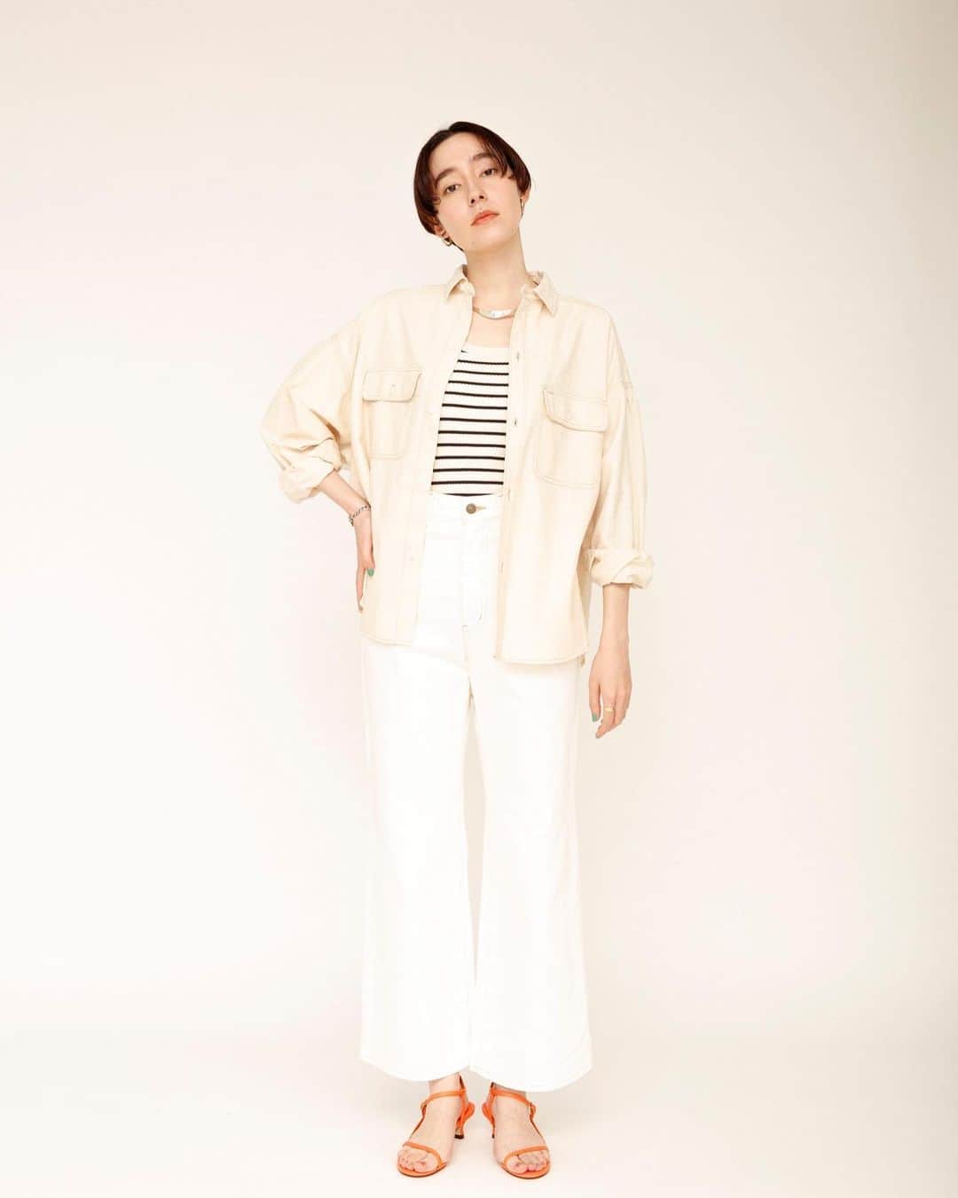 ジョンブルさんのインスタグラム写真 - (ジョンブルInstagram)「CHAMBRAY ITEMS STYLING  上品な光沢感と吸水性が魅力のシャンブレー生地を使った最新アイテムをご紹介するコンテンツが本日公開✨  ＠johnbull_private_labo_womensでは夏にピッタリな薄くて光沢感が上品な“シャンブレー生地”を使用した新作コレクションが登場。  シャツ、サロペット、イージーパンツ、ワンピース、スカートの計5シルエットを展開しています。  さらりと着れる軽くて吸水性抜群のコットンのみを使用したこれからの季節にピッタリなアイテムです。  GW、夏のイベントへのお出かけにおすすめです♪  -SHIRTS- style 1 SHIRT lot.JL232S02/￥17,600 tax in TOPS lot.JL232S03/￥16,500 tax in PANTS lot.JL232P08/￥16,500 tax in   style 2 SHIRT lot.JL232S02/￥17,600 tax in TOPS lot.JL232N03/￥6,600 tax in  PANTS lot.JY231P09/￥17,600 tax in   ▷特集ページ https://www.privatelabo.jp/contents/feature/?p=1571559  #johnbull #johnbullprivatelabo #johnbullonlinestore #johnbullwomens #chambray #johnbulldenim #shirtsstyle #denimsalopette #denimdress #denimskirts #2023summer #ジョンブル #ジョンブルプライベートラボ #夏デニムスタイル #シャンブレー #夏のマストアイテム #サマードレス #シャンブレーデニム #チャンキーシャツ #デニムサロペット #マーメイドワンピ #2023年夏の新作」4月26日 12時04分 - johnbull_private_labo