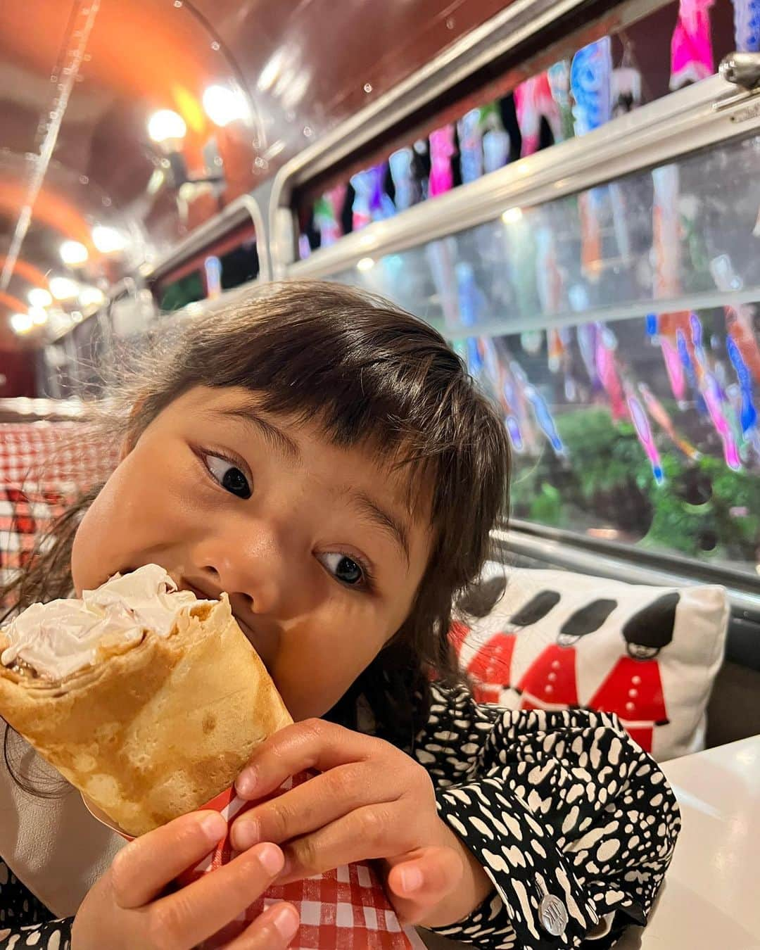 鈴木麻衣花さんのインスタグラム写真 - (鈴木麻衣花Instagram)「東京タワーの麓の沢山の鯉のぼりを見て、そこにあったロンドンバス内でクレープとたこ焼きでデザート、そして一杯呑んだ。 夜ごはん後によく食べる娘。 楽しかったんだねー。 赤ちゃんの時は離乳食も全然食べてくれなかったのにほんとよく食べる様になった。 「子供が食べてくれない」って悩んでるママが居たら、そんなの全然大丈夫だよー！いつか食べるようになるよー！食べなかったけど健康優良児で育ってるよー！って伝えたい。 私も同じこと言われてたけど、その時は心配で心配で仕方なかったなー。 でもほんとに大丈夫だったし、最近は変顔までしてくれる。 #子育て#4歳女の子#一歳男の子#東京タワー#鯉のぼり#ロンドンバス#全然食べなかった」4月26日 11時58分 - maika0321