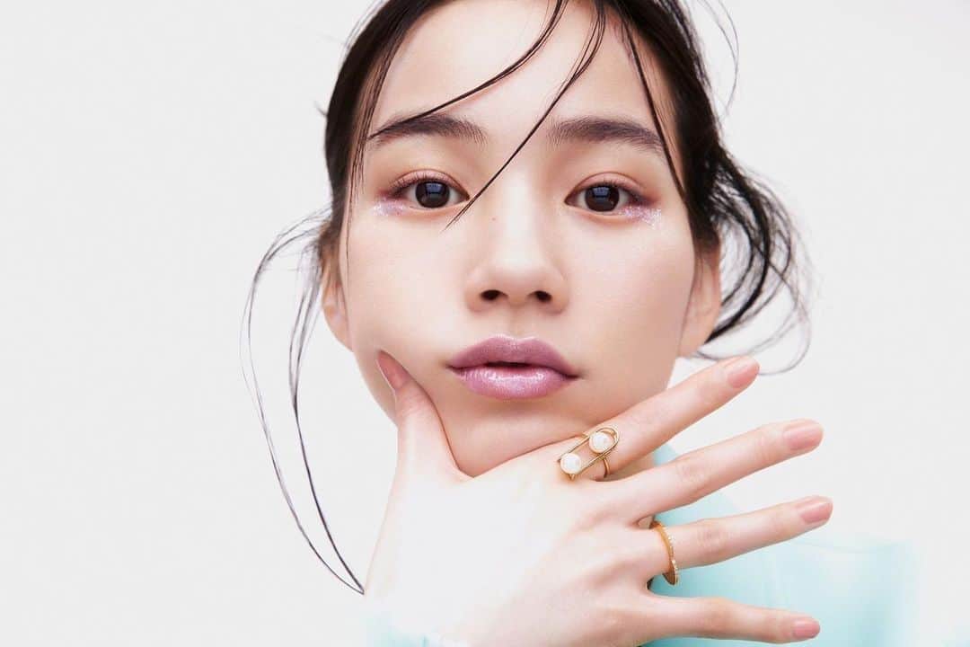のん（能年玲奈）のインスタグラム：「Dior名品リップ。 見てね💄 @ellejapan   Photo : @omisakii Videographer : @yosh.ono Video Editor : NURAN DEMIR Styling : @izumimachino Makeup : SHIE KANNO（KURARASYSTEM） Hair：@takayukishibata（SIGNO）  #ellejapan #ellebeauty #diorbeauty」