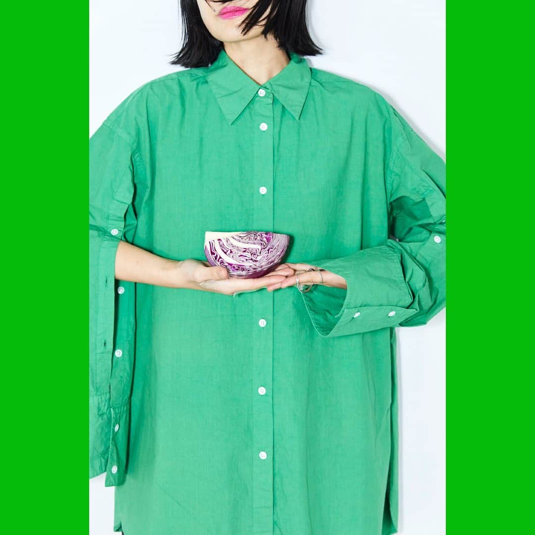 CITYSHOPさんのインスタグラム写真 - (CITYSHOPInstagram)「【EVENT INFORMATION】 SAYAKA DAVIS x CITYSHOP Vegetable Dyed Shirt / MADE TO ORDER  ■Apple green / Red Cabbage (紫キャベツ)　 ■Lemon yellow / Grapefruit (グレープフルーツ) ■Purple / Red Cabbage (紫キャベツ) ■Black / Onion (タマネギ) ■Pink/ Watermelon Radish (紅芯大根) ________________________  NEXT ▶︎ SHIBUYA  4.26(WED) - 4.30(SUN)  @ SHIBUYA ________________________  親愛なるSAYAKA DAVISと紡ぐ、私たちの意志のかたち。 小さくても、ささやかでも。 私たちが愛するファッションを、無意味なものとしないために。   NYブランド・SAYAKA DAVISとタッグを組み、至極のプロダクトを染めあげる ‘Vegetable Dye’ シリーズ。 CITYSHOPデリカテッセンで調理後に出る野菜くずや果物の皮から抽出した天然の染料に、環境に害のない化学染料を加えたハイブリッドの染色法を選択。 不要な在庫を出さないため、お好きな5色のベジタブル・カラーをお選び頂く《MADE TO ORDER》イベントを開催いたします。   第３弾となるVegetable Dye EVENT。 インスピレーションはまさに―CITYSHOP Women－ と、SAYAKAさんは言います。   大好評いただいた第１＆２弾のドレスとはまた、ガラリと雰囲気を変え、今回誕生したのは ―CITYSHOP Women― のための、うつくしきシャツ。 デザイナーSAYAKA DAVIS氏とCITYSHOP Conceptor片山が、まさにCITYSHOPのお客さま方やスタッフたちの顔を思い浮かべながら、ゼロから、細部に渡りこだわりを重ね仕上げた、特別な一枚です。 ________________________ #CITYSHOP #shibuya#shinjuku #osaka #kyoto #nagoya #FASHION #FOOD #culture」4月26日 12時00分 - cityshop.tokyo