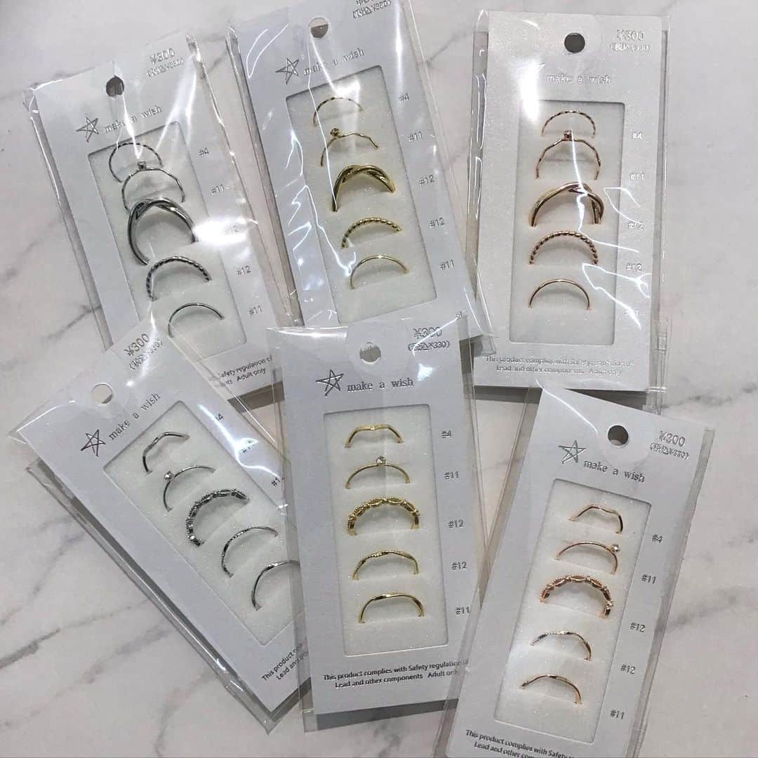 3COINS lN LUMINEのインスタグラム：「アクセサリーの新商品が入荷致しました💍🌟  ☑︎5Pリングセット 写真上　TWISTSV、TWISTGD、TWISTPK  写真下　STONESV、STONEGD、STONE PK  アクセサリー各種　300円(税込330円)  他にも新商品多数入荷致しております🐣🧡  ぜひこの機会にご覧ください！  ご来店お待ちしております🌙💫  店舗により入荷日・在庫状況が異なります。 お気軽にお近くの店舗までお問い合わせください。 ※3COINS＋plus那覇メインプレイス店 3COINS＋plus沖縄パルコシティ店 3COINS＋plusイオンモール沖縄ライカム店は、木曜日発売です。  #3COINS#3COINS新商品#スリコ #スリコ新商品 #アクセサリー販売 #ルミネ大宮」