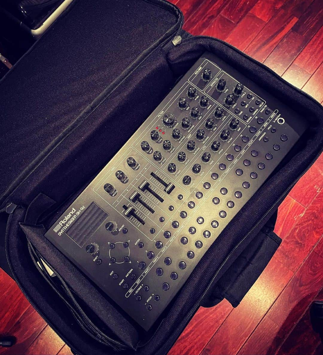 土橋安騎夫のインスタグラム：「ちょーどいーの見つけた！ソフトケース  #rolandsh4d」