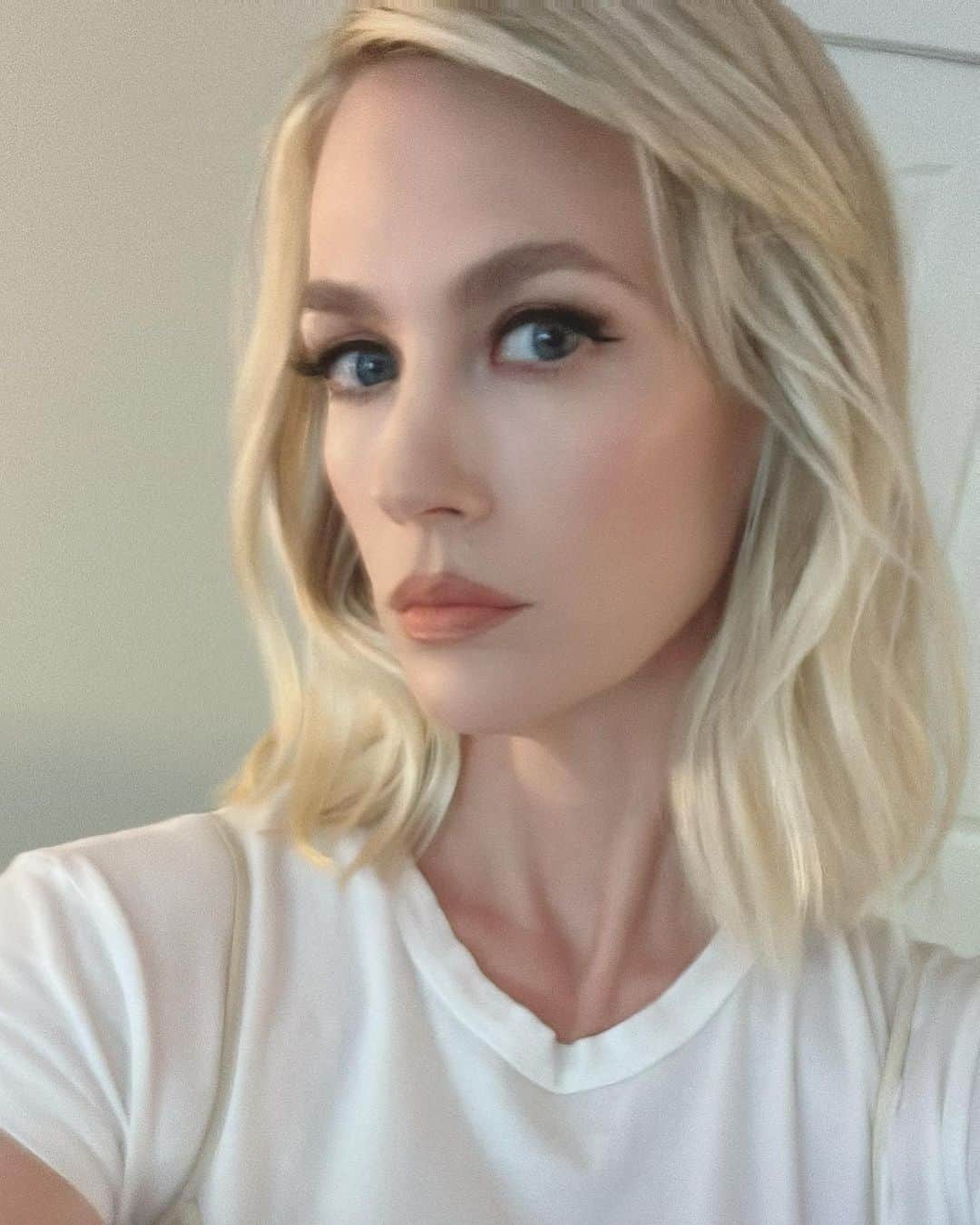 ジャニュアリー・ジョーンズのインスタグラム：「💛」