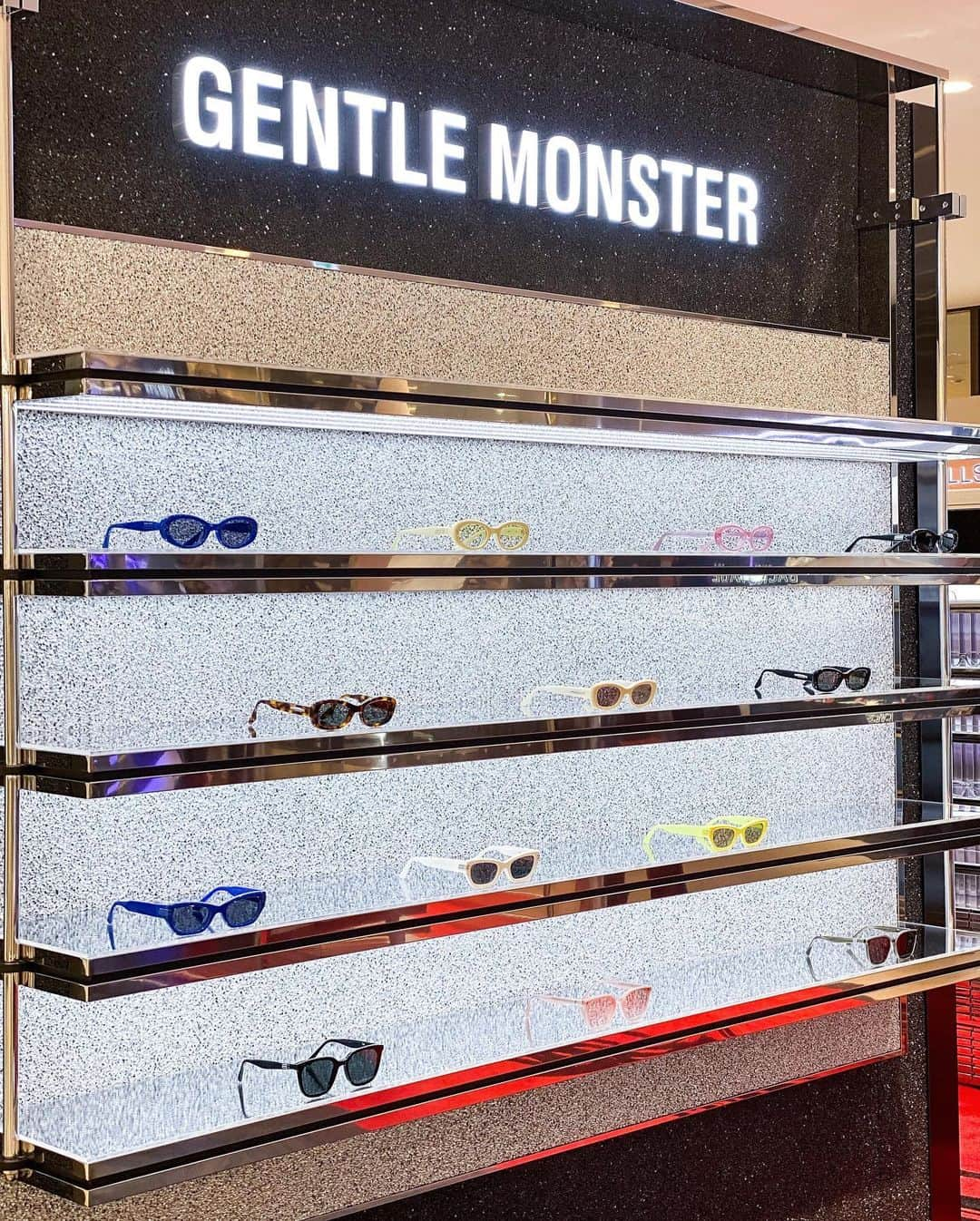 HANKYU.MODEさんのインスタグラム写真 - (HANKYU.MODEInstagram)「. GENTLE MONSTER FIRST STORE IN JAPAN OPENS IN HANKYU At 3F   グローバルファッションアイウェアブランド 「Gentle Monster」日本初のショップが3階にオープン！  韓国・ソウルをはじめ、中国・上海と北京、米国・ニューヨークとLA、イキリス・ロンドンなど、世界全65ヵ国以上にフラッグシップストアを展開する「ジェントルモンスター」。 独歩的なデザインと精巧なディテールを備えたアイテムがラインアップ。  詳しくはプロフィールURLをチェック @hankyumode 　  ※「Maison Margiela X Gentle Monsterコラボレーション商品」について ・ご購入はお一人様1点とさせていただきます。 ・状況によりお買い物時間を制限させていただく場合がございますので、あらかじめご了承ください。  ※ご注意 ・混雑状況により入場制限をさせていただきます。 ・ご来店のお客様優先のご案内になります為、「Remo Order」「代引」「ペルソナ電話決済」等はお受けできません。 ・転売目的のご購入はご遠慮願います。 ・公共交通機関遅延等でのご対応はいたしかねます。 ・営利を目的として、商品を代理で購入し、第三者に転売する事を禁止いたします。 ・当店以外の店舗(オークション・フリマサイト等)から購入された商品に関して生じたトラブルにつきまして、当店は一切の責任を負いません。 ・当店以外の店舗(オークション・フリマサイト等)で閲覧・購入された商品に対するご質問につきまして、当店では一切お答えする事ができません。 ・当店以外の店舗(オークション・フリマサイト等)から購入された商品の交換・修理・返品などの対応につきまして、当店では一切お受けいたしかねます。  #GENTLEMONSTER #ジェントルモンスター #hankyumode #hankyu #阪急百貨店 #阪急本店 #うめはん #ファッション  #トレンドファッション #eyewear #sunglasses #アイウェア #サングラス」4月26日 12時07分 - hankyumode