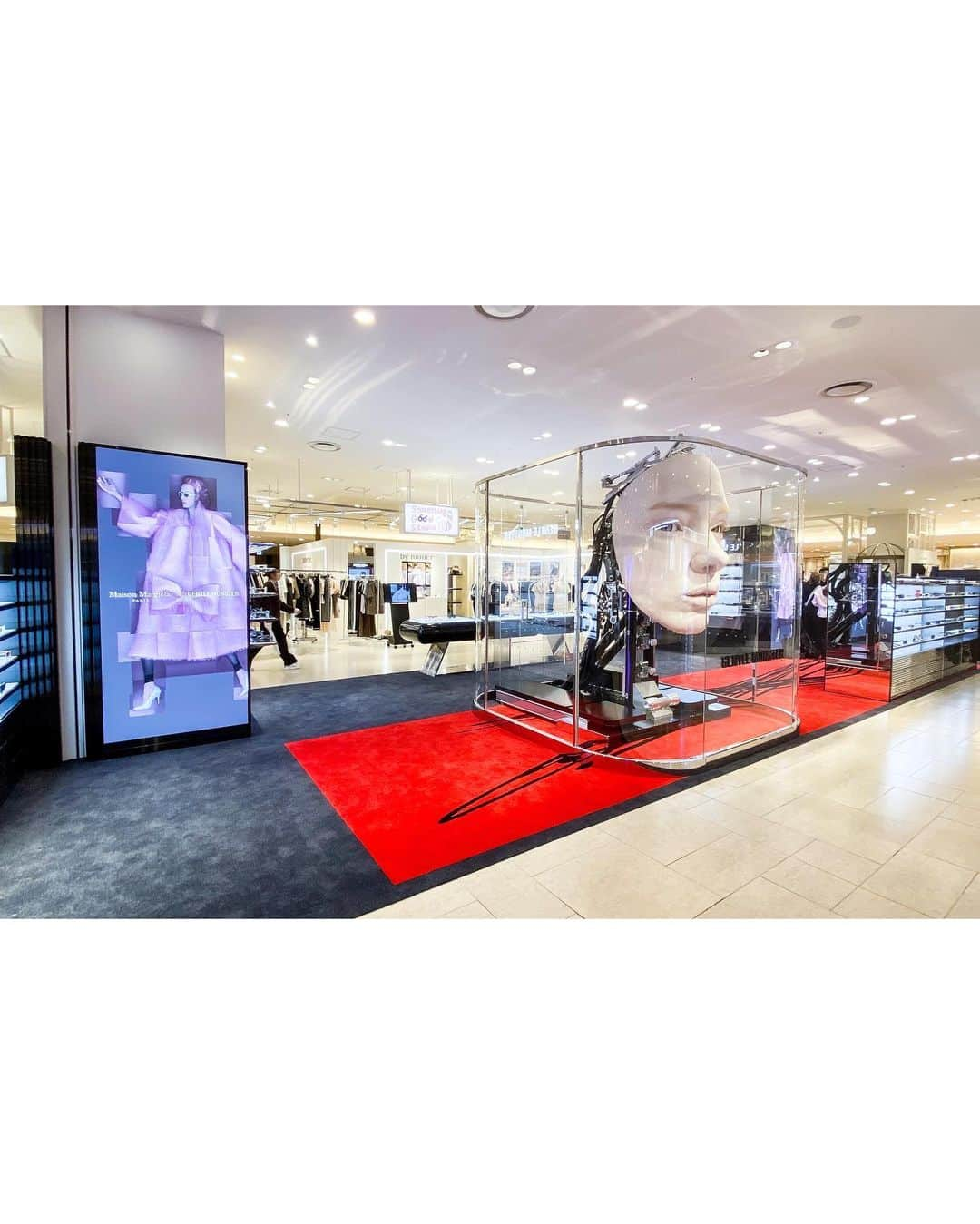 HANKYU.MODEさんのインスタグラム写真 - (HANKYU.MODEInstagram)「. GENTLE MONSTER FIRST STORE IN JAPAN OPENS IN HANKYU At 3F   グローバルファッションアイウェアブランド 「Gentle Monster」日本初のショップが3階にオープン！  韓国・ソウルをはじめ、中国・上海と北京、米国・ニューヨークとLA、イキリス・ロンドンなど、世界全65ヵ国以上にフラッグシップストアを展開する「ジェントルモンスター」。 独歩的なデザインと精巧なディテールを備えたアイテムがラインアップ。  詳しくはプロフィールURLをチェック @hankyumode 　  ※「Maison Margiela X Gentle Monsterコラボレーション商品」について ・ご購入はお一人様1点とさせていただきます。 ・状況によりお買い物時間を制限させていただく場合がございますので、あらかじめご了承ください。  ※ご注意 ・混雑状況により入場制限をさせていただきます。 ・ご来店のお客様優先のご案内になります為、「Remo Order」「代引」「ペルソナ電話決済」等はお受けできません。 ・転売目的のご購入はご遠慮願います。 ・公共交通機関遅延等でのご対応はいたしかねます。 ・営利を目的として、商品を代理で購入し、第三者に転売する事を禁止いたします。 ・当店以外の店舗(オークション・フリマサイト等)から購入された商品に関して生じたトラブルにつきまして、当店は一切の責任を負いません。 ・当店以外の店舗(オークション・フリマサイト等)で閲覧・購入された商品に対するご質問につきまして、当店では一切お答えする事ができません。 ・当店以外の店舗(オークション・フリマサイト等)から購入された商品の交換・修理・返品などの対応につきまして、当店では一切お受けいたしかねます。  #GENTLEMONSTER #ジェントルモンスター #hankyumode #hankyu #阪急百貨店 #阪急本店 #うめはん #ファッション  #トレンドファッション #eyewear #sunglasses #アイウェア #サングラス」4月26日 12時07分 - hankyumode