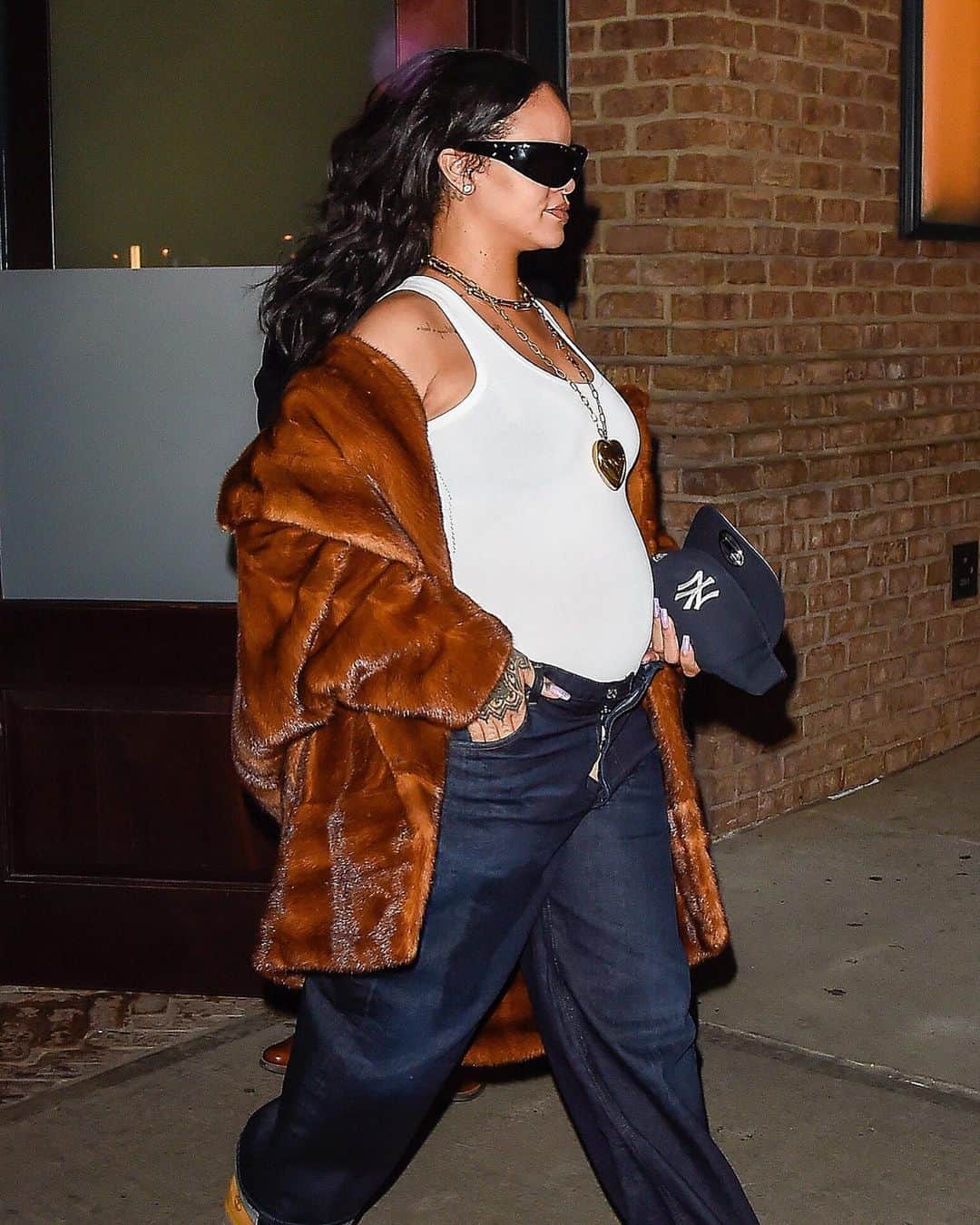 People Magazineさんのインスタグラム写真 - (People MagazineInstagram)「Rihanna is continuing to rock her maternity looks. ✨ More on her latest outing in New York City at the link in our bio. | 📷: Gotham/GC Images, Raymond Hall/GC Images」4月26日 12時09分 - people