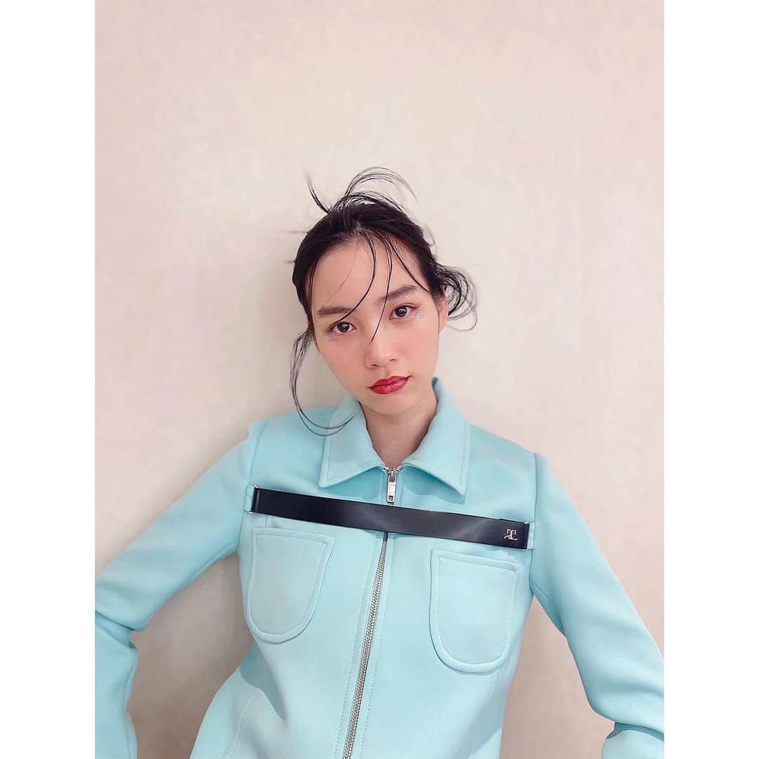 のん（能年玲奈）のインスタグラム：「オフショット。 @ellejapan 新連載のvol.1。 いつもと違うラメ多めで楽しい撮影だったな💄  #ellejapan #ellebeauty #diorbeauty」