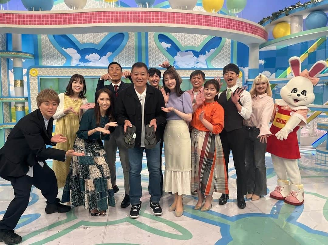 ABCテレビ「おはよう朝日です」さんのインスタグラム写真 - (ABCテレビ「おはよう朝日です」Instagram)「きょう4月26日は…  毎週火曜日スポーツコメンテーター #福留孝介 さんの誕生日❗  おめでとうございます🎉  きのう放送終了後に おは朝メンバーからサプライズ✨  いつもおしゃれなドメさんに 話題の #サンダル をプレゼント🎁  ABCのサンダルクイーンこと 福戸アナも一緒に選んだそうです🥰」4月26日 12時11分 - ohaasaofficial