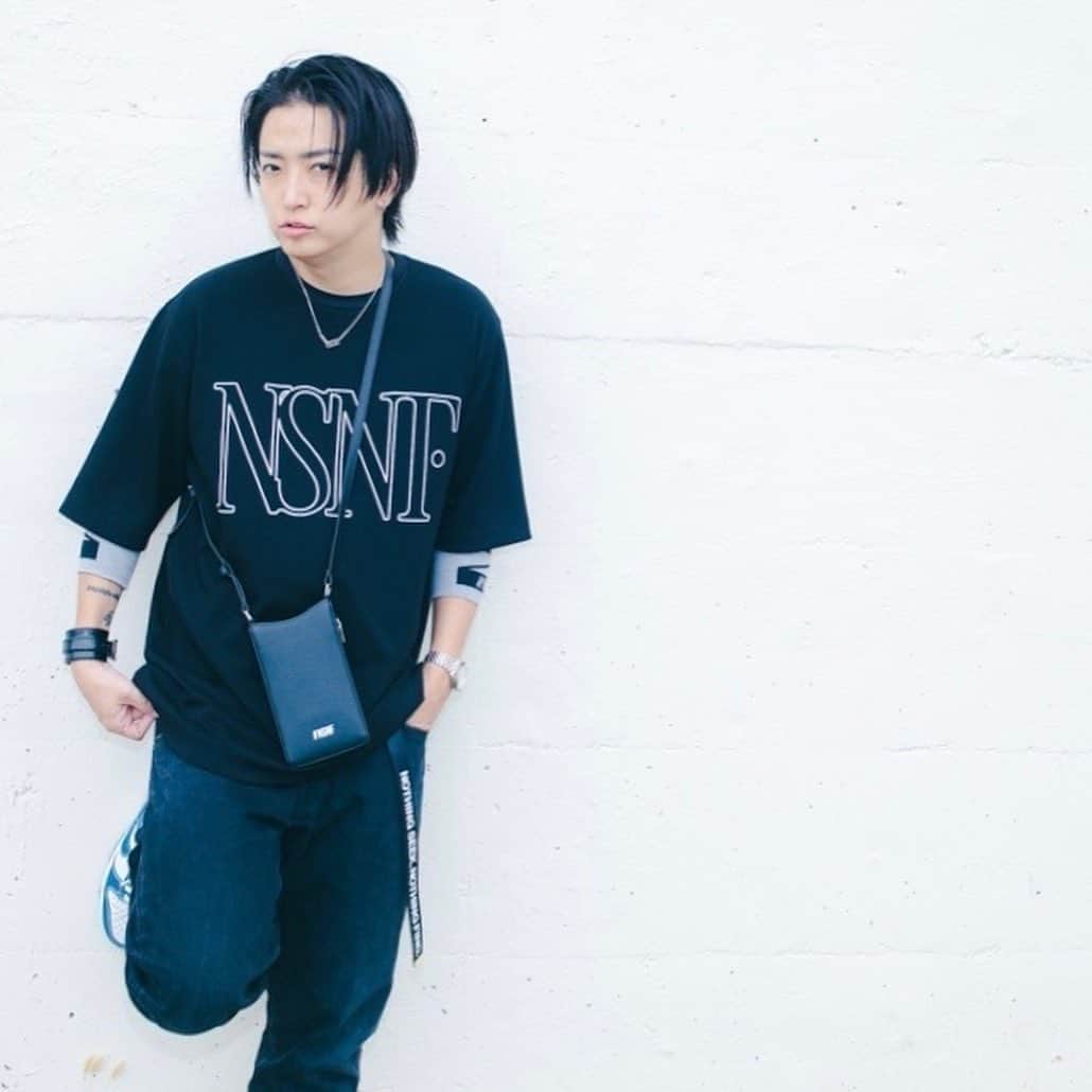 明希 のインスタグラム：「前回好評だった同じ素材で作ったTech Fabric Loose Tee "Frame"  フロントにデカくブランドロゴをプリント👍  エルボーバンドとバックと合わせて。 組み合わせた時のTシャツのロゴの大きさとバッグの大きさのバランスもいいっしょ？👍👍👍iphone pro maxも入るし、クレジットカードなども数枚、裏にSuicaなども入るポケットも付いてます！詳しくはオフィシャルをチェックしてみてね！  スマホリングやこないだResonantsでリリースしたスマホグリップをつけた状態でもしまえます！  セットでおすすめです👌👌👌  @nsnf_official   #sid #明希 #AKi #nsnf」
