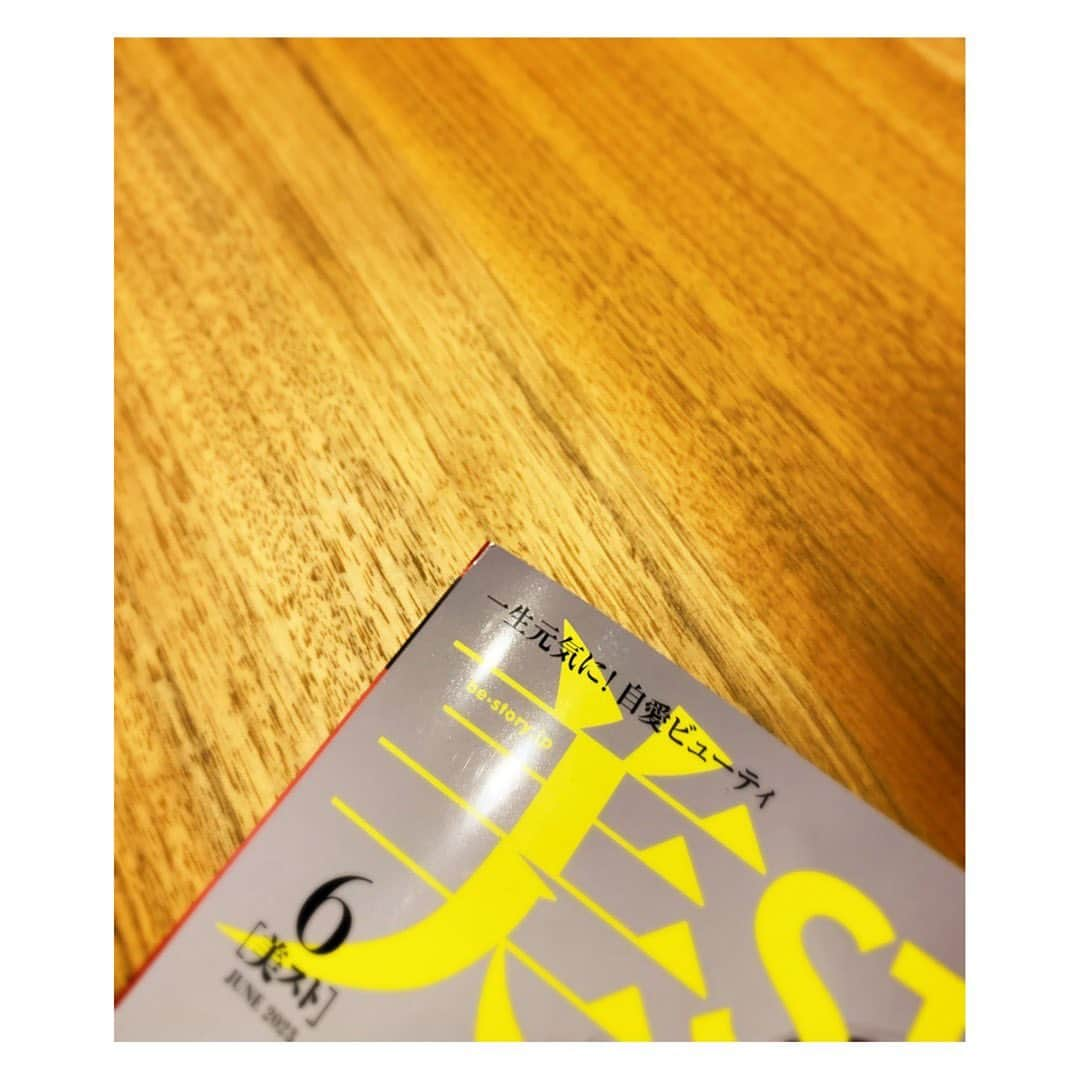 陽月華さんのインスタグラム写真 - (陽月華Instagram)「☆  現在発売中の 美ST 「旅に連れて行く美アイテム」に掲載されております。  純然たるずぼらのめんどくさがり だからこそ、だからこその！ 精査を重ねてたどり着いた愛用品たち。  ご覧くださいませ☺︎  ＊＊＊  いち読者としてじっくり拝読。  ためになる情報がたくさん。  真面目に自分と向き合う素敵ストロングな女性たちのカッコいい情報満載の一冊でした。  #美st #美スト  #光文社  #雑誌 #旅 #旅行 #愛用品」4月26日 12時12分 - hizukihana_official