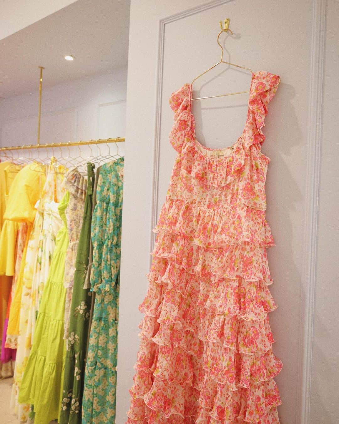 バイティモのインスタグラム：「Ruffle gown for rent at @hurr & @theofficialselfridges ✨  We are so proud to partner up with @hurr at @theofficialselfridges for their rental initiative!✨ Renting fashion is one of the most effective ways to lower your environmental footprint.   HURR is an amazing rental platform, and they have a community of thousands of brands! Explore their selection of byTiMo at Selfridges in London or visit HURR Collectives Community at Hurrcollective.com #bytimo #youarebeautiful」