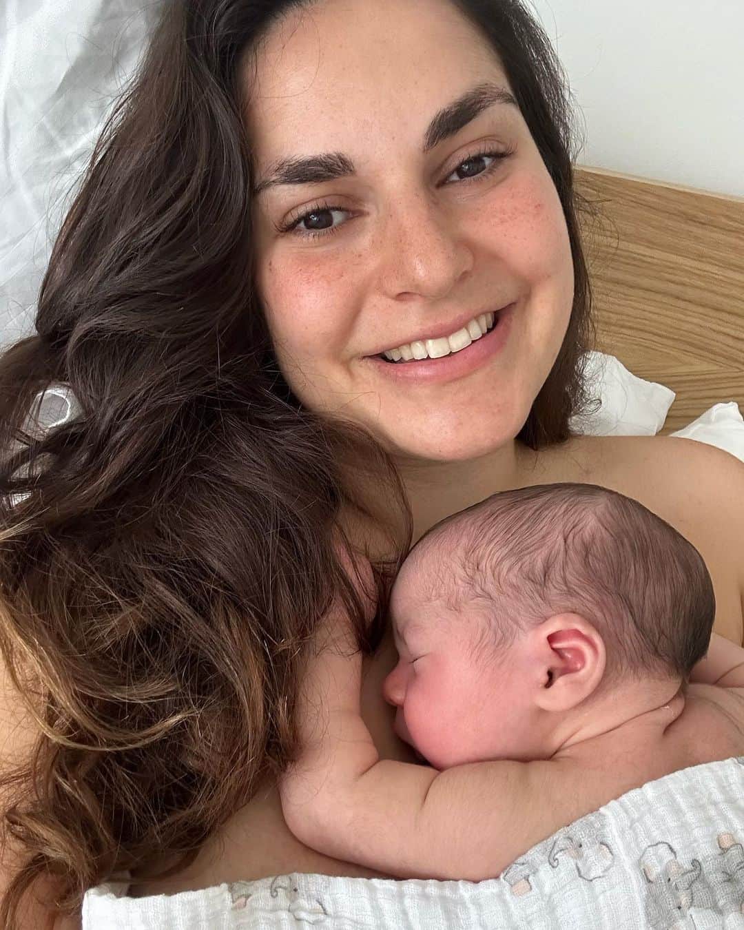のインスタグラム：「One week with you ❤️ What a rollercoaster it’s been. - I’ve felt love, fulfillment and purpose like I never knew was possible.  - Breastfeeding has been more challenging than I thought it could be, and I’m dreaming of the days when it’s seamless and beautiful. - @louiscole has been the best partner I could ever imagine. Always making sure I’m feeling supported, up with me for every feed to help get me water, change diapers and dry my tears. I couldn’t do this without you. - My mom is staying with us for two weeks and honestly it’s the biggest life saver. It’s such a beautiful reminder that kids are meant to be raised in community. Thank you mom, for everything. - I’m learning to find grace for myself. All I want is to figure it all out and be the best support for Neo that I can be. I have to remind myself that this is all brand new for all of us and that I’m doing the best I can ❤️」