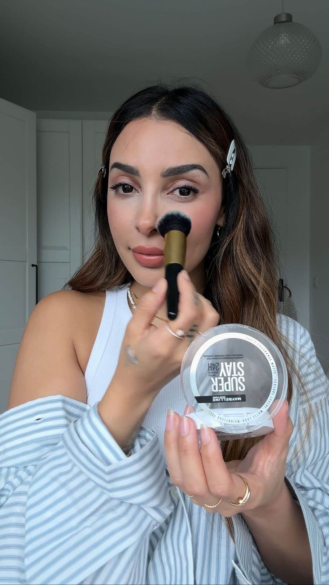 sananasのインスタグラム：「2 façons d’utiliser le Fond de teint-Poudre hybride de chez @maybelline !  Vegan 🌱 et waterproof 💦, il offre une jolie couvrance imperceptible et un fini mat sans effet de matière.  *SponsoriseParMaybelline*」