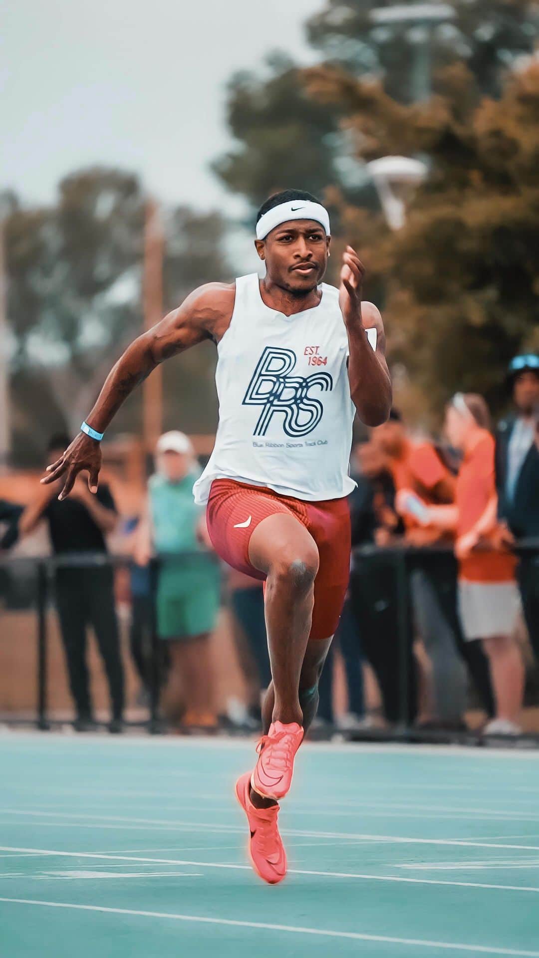 マイク・ロジャースのインスタグラム：「If you know….you know. 🤫   🏃‍♂️ @rodgerdat100  👟 @nikerunning  📷 @jamisonfoto / @runnerspace   #track #running #athlete」