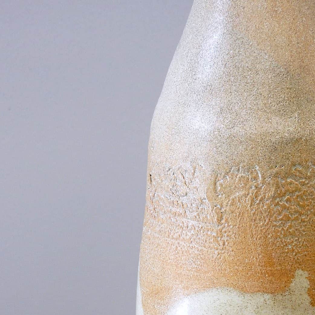 のインスタグラム：「The art of ceramic…   Rencontre avec Caroline Esteban, céramiste à Paris : « Mes émotions, mon vécu, tout ce qui m’a façonné a aussi une empreinte sur mes créations. »  Découvrez les créations de Caroline Esteban dans notre boutique de Pyramides à Paris et sur Bensimon.com.  #Bensimon #Bensimonloves #theartof #ceramique #ceramisteparis #artistedumois   Meet Caroline Esteban, ceramist in Paris: "My emotions, my experience, everything that has shaped me also has an imprint on my creations."」