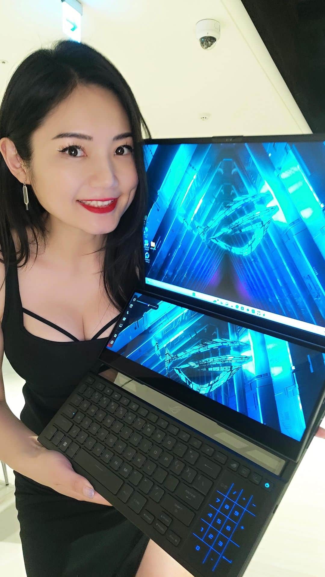 Ayanoのインスタグラム：「ROG Zephyrus Duo 16 - the ultimate gaming beast that doubles your gaming experience and creativity with a dual-screen setup🎮💻 #ROG #ROGZephyrusDuo @asusrog @asus」