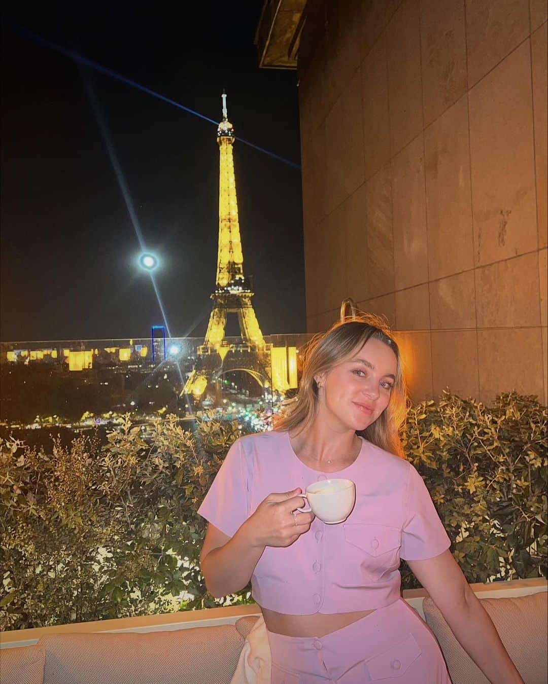 アレクサ・ロジーのインスタグラム：「a year ago i left for paris. heartbroken, alone & only knowing one person in the city. two weeks turned into 4 months that turned into another 3 months. i did things i never thought i’d have the courage or opportunity to do. made lifelong friends. most importantly, i met myself.   the city gave me a safe space to transform into the woman i am today. i gave myself permission to love myself and cherish life. paris will always be home even if it’s not my residence.  i can say with my whole being “your new life will cost you your old one”. the life that’s waiting is full of love and joy in abundance. more than i could have ever imagined.」