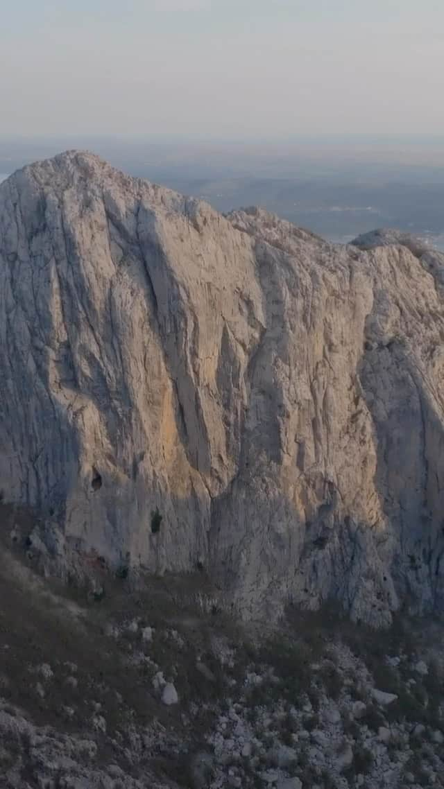 マチルダ・セーデルルンドのインスタグラム：「Feeling tiny on the magestic wall of Anića Kuk here in Croatia 🧚🏼‍♂️ ⛰️ 🇭🇷 managed to send the 8c crux pitch of the project last week 🥳   Paklenica National Park is paradise for climbing and hiking!   🎥 @mans.gullgren ✂️ @billhamiltonphotos   @croatiafulloflife #croatiafulloflife @np_paklenica #climbing #multipitch #multipitchclimbing #paklenica」