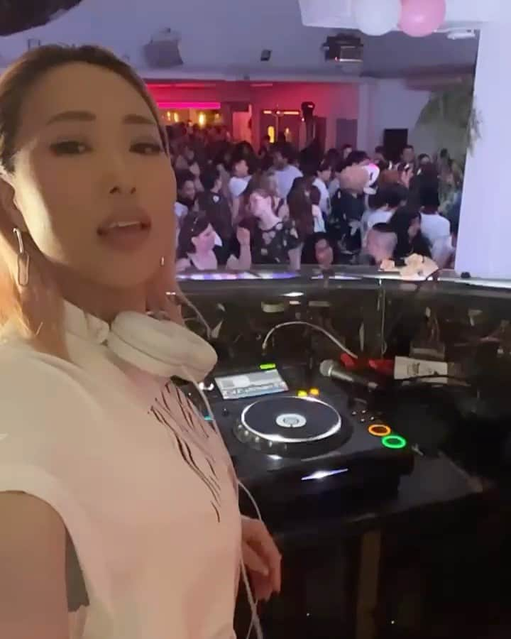 Tigarah e Lauraのインスタグラム：「The K-pop night was a crazy fun with @officialkevents.fr @minisofrance !!!😍🔥🔥 I just looked back these videos, but the energy was insaaane🔥🔥 It was my first time to play only K-pop/K-Hiphop, but actually was so much fun to play! Thanks lots for having me @minisofrance @officialkevents.fr 🥰💖 See you guys soon!  ヨーロッパではK Popイベントが盛り上がりに盛り上がり中😍🔥先週末のパリで、@officialkevents.fr と @minisofrance のコラボイベントが激熱でした🔥初めてK-pop/K-Hiphop縛りでかけたけど、回してるうちに私もめっちゃ楽しんでたw🤣💖」