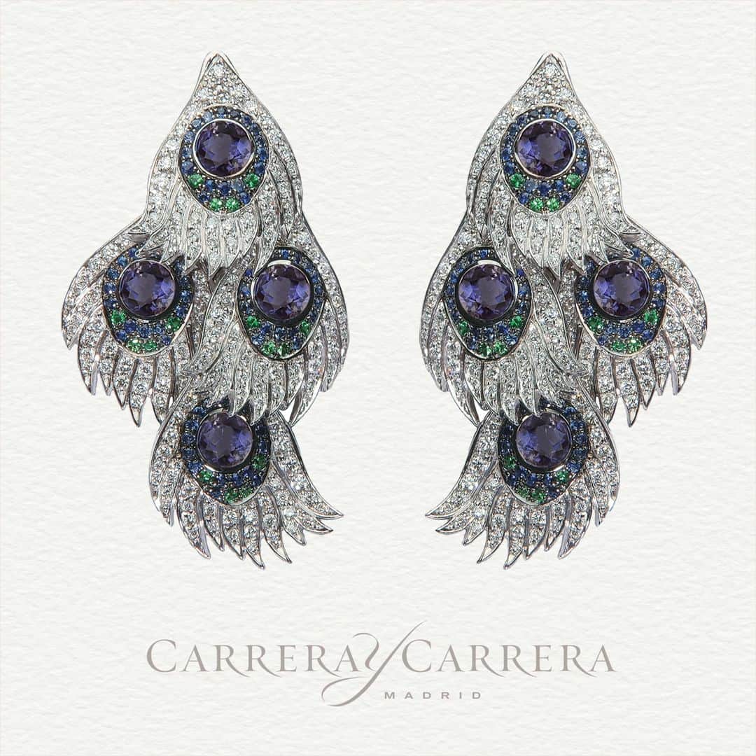 カレライカレラのインスタグラム：「The depth of color and the energy of the movement of the Peacock. Carnaval earrings in white gold, iolites, blue sapphires, tsavorite garnets and diamonds  #carreraycarrera #peacockcollection #artisticjewelry #artisticjewellery #handcraftedjewelry #craftsmanship #luxury #art #diamondsjewelry #jewels #highjewelry #finejewelry #fashionjewelry #designjewelry #finejewelrydesign」