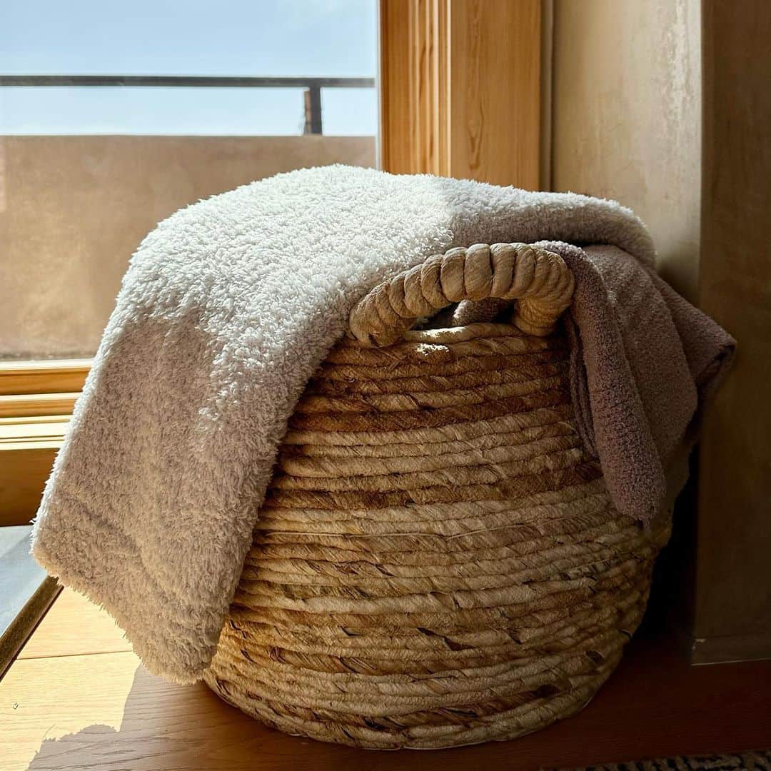 のインスタグラム：「A moment for CozyChic and golden light 🌞」