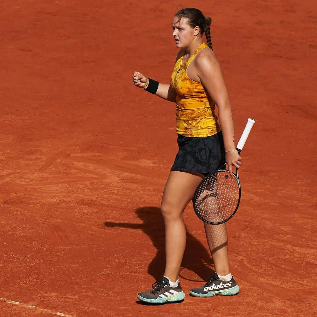 WTA（女子テニス協会）さんのインスタグラム写真 - (WTA（女子テニス協会）Instagram)「Day 1 on the clay 😎  Punching their ticket into R2 in Madrid 👉  #MMOPEN」4月26日 3時43分 - wta