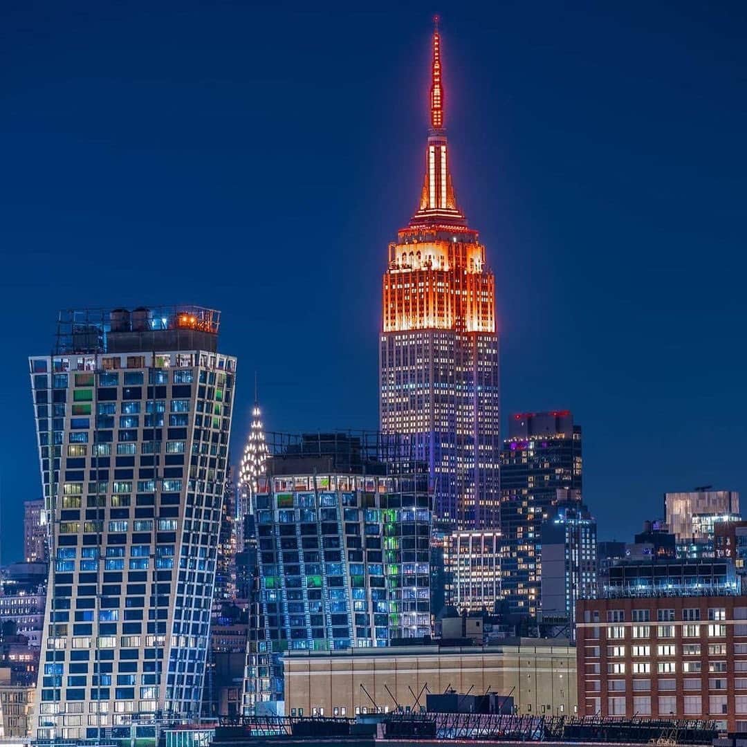 Empire State Buildingのインスタグラム：「Shining in Orange tonight in honor of National Infertility  Awareness Week @progynyinc    Want to know what we light for every night?   Text LIGHTS to 274-16 to get text alerts!   📷: @jay_roams」