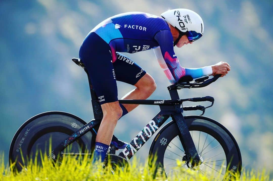 クリス・フルームさんのインスタグラム写真 - (クリス・フルームInstagram)「Back to competition at the @tourderomandie 😎✌️ #cycling #TDF2023」4月26日 3時53分 - chrisfroome