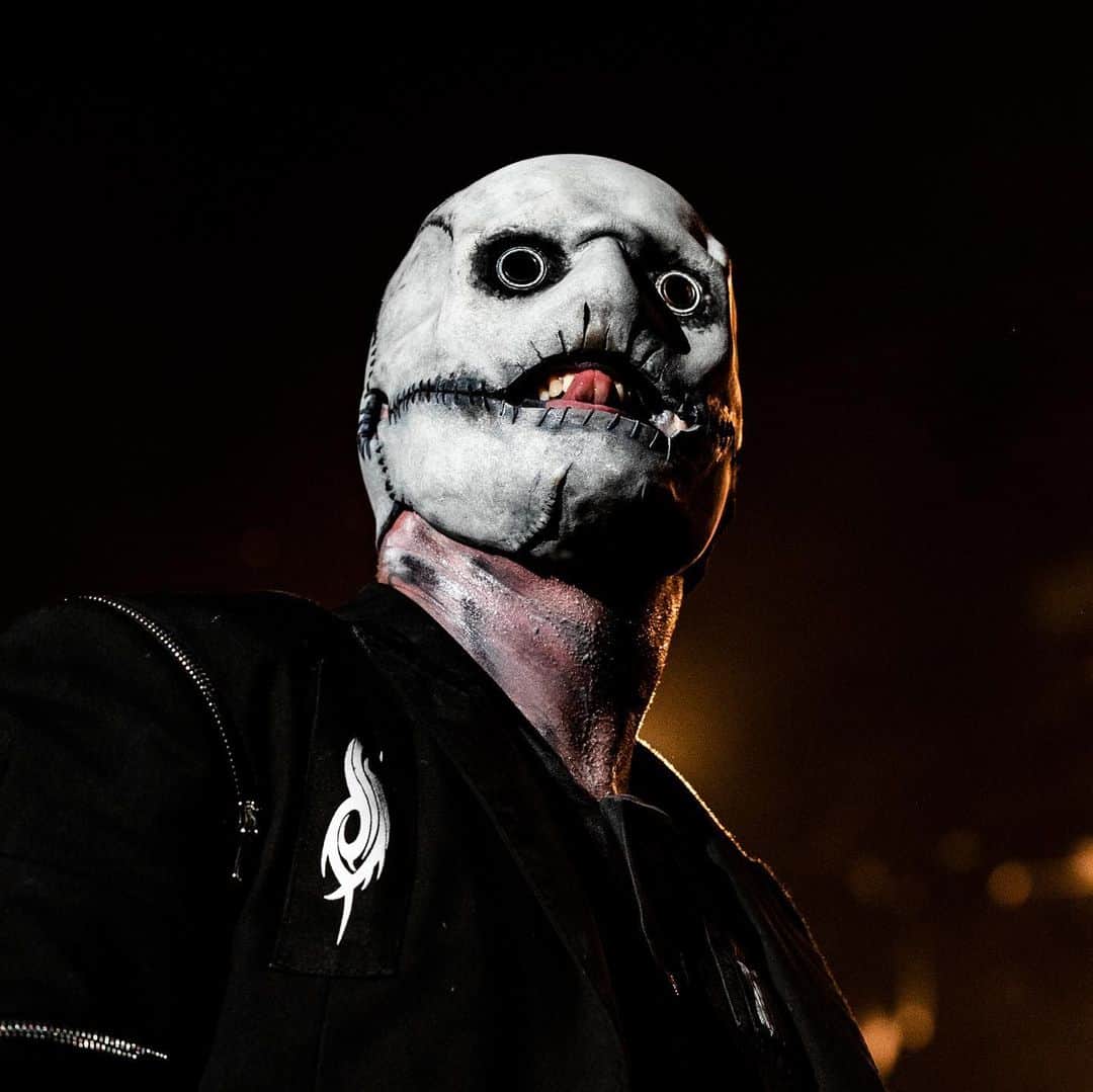 Slipknotさんのインスタグラム写真 - (SlipknotInstagram)「Win a trip to @inkcarcerationfestival to join @coreytaylor for a private tour of the "Blood Prison" Haunted House at the Ohio State Reformatory and catch our set from side stage.   Donate to Win to support Corey's @thetaylorfoundation and their mission to help veterans and emergency personnel living with PTSD. You + a friend could win round trip travel to the festival, hotel, signed guitar, two 3-day VIP passes, a haunted hang and more.   Donate To Win at fandiem.com/cmft @winwithfandiem」4月26日 3時57分 - slipknot