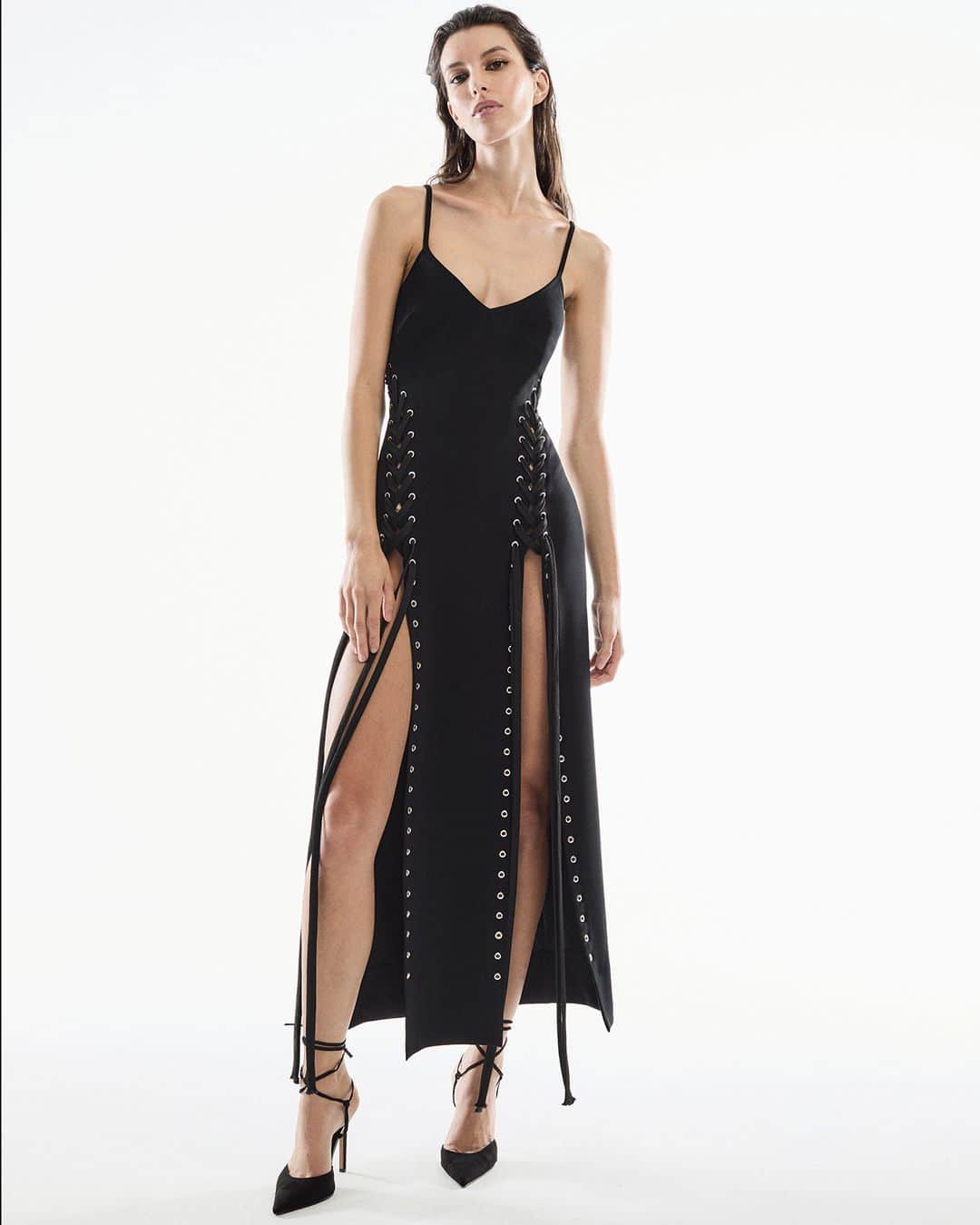 アンタイトルドのインスタグラム：「The Areto dress, lace it up or lace it down. Available on www.atelierunttld.com」