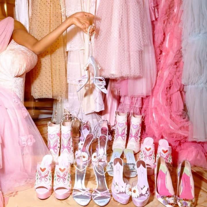 SOPHIA WEBSTERのインスタグラム：「Step into a world of floral fantasies and the dreamiest of shoes! 🌸 🦋🌼   Swipe to browse the new Sophia Webster x LoveShackFancy collection!✨   📸 - @loveshackfancy  #SophiaWebster #SophiaWebsterXLoveShackFancy #LoveShackFancy」