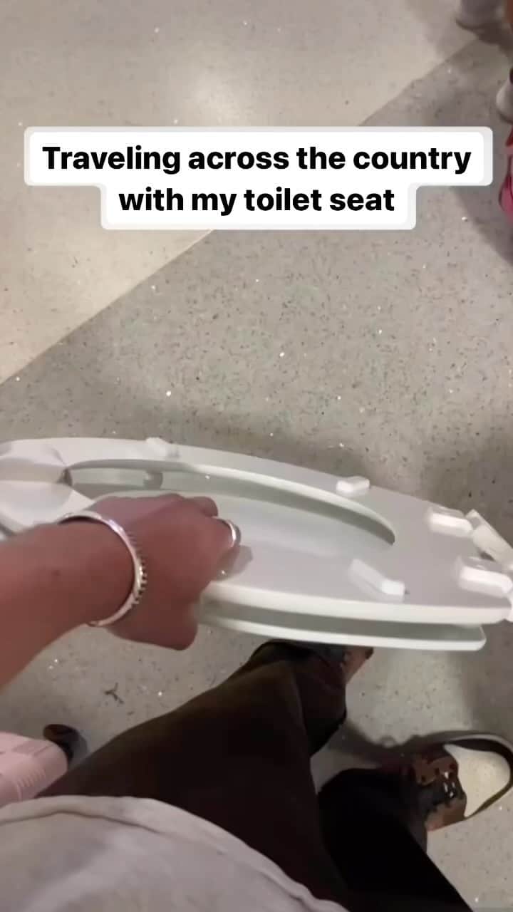 アメリカ運輸保安局のインスタグラム：「It’s our duty to present this travel info 2 you!  It could be the best stinkin’ info we’ve ever shared? Definitely the cheekiest! Just so you know it’s okay to take your throne’s seat on an airplane. Phew! We couldn’t keep a lid on that topic much longer.  Looking for more solid travel facts? Say deuces to no longer knowing what can or can’t fly by checking out our “What Can I Bring?” tool. Don’t log it for later, you can flush it out through our link in bio.  #toiletseat #airportdiaries #hugaplumberday   Video by @eric.suerez」