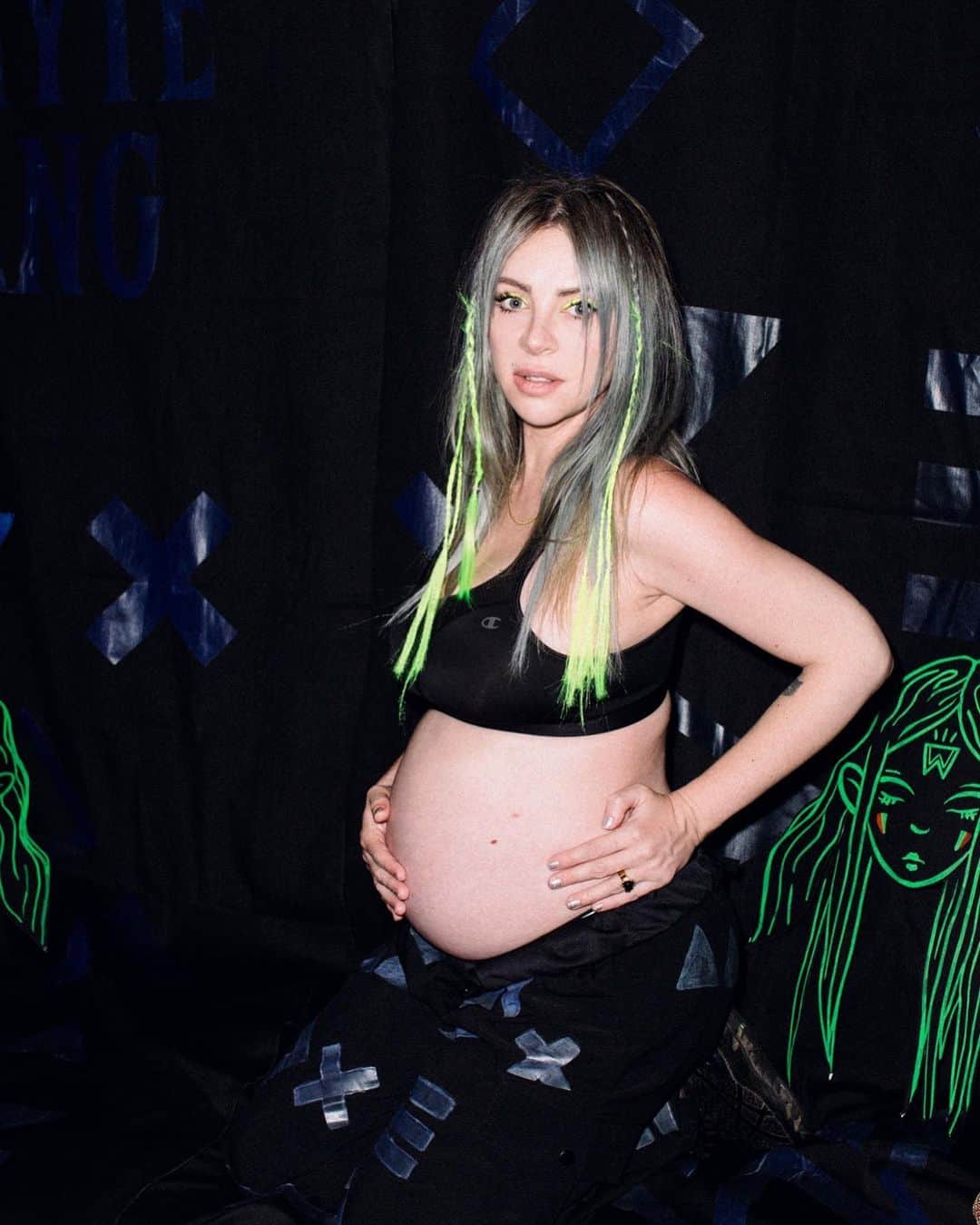 アリソン・ワンダーランドのインスタグラム：「Pete and I took these photos backstage just before I played my show on Friday at Coachella. I was once told by someone in the industry “I hope you don’t get pregnant… it will ruin you career”I want to thank them. Those words made me even stronger. Not only did I make a whole ass album for @thewhytefang but I toured, played shows and launched an entire new project during this time. I always wanted to be a mother and it was a really difficult journey for me to get to this point. In fact I never thought I would even get here! So I just wanna say you can do anything u put your mind to even if people say it’s impossible. It might be hard but you can do it.」