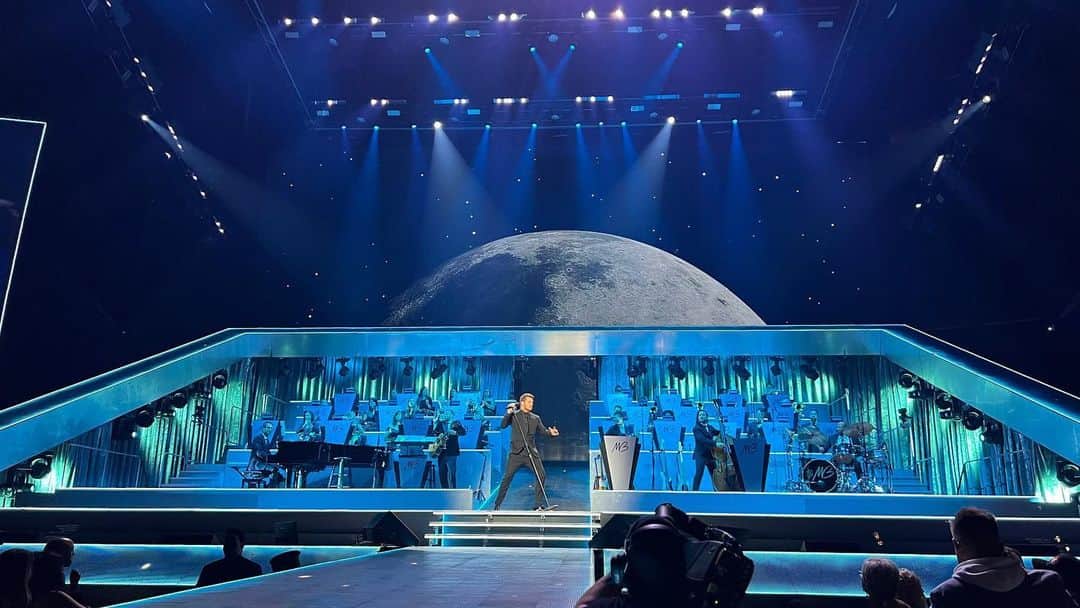 マイケル・ブーブレのインスタグラム：「Intergalactic Planetary 🌝✨ #MBHigherTour」