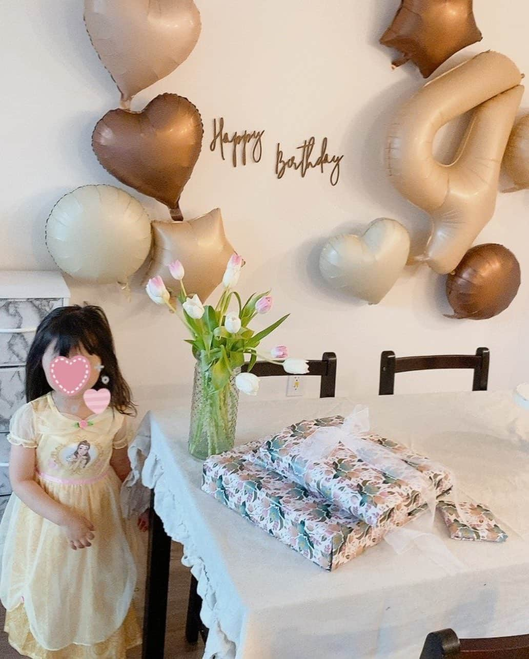 酒向杏奈さんのインスタグラム写真 - (酒向杏奈Instagram)「. . \\ I love you, sweetie. Happy Birthday♡ // . . お陰様で娘が4歳になりました🎂♪ . 少しずつ少女になってきたけど、お風呂前に裸で踊る姿は"なんて可愛い生きものなんだ😂"とまだまだその無邪気さにズギュンとやられる母です💗 . 昨年はマーブルのデコレーションにしようと思って失敗したケーキ…今年は娘の大好きなブルーベリーを使ったレアチーズケーキ中々上手くいったんじゃないかな🫐🎂 手作りケーキいつまで更新できるのか⁈(笑) . 我が家はプレゼントを夜にスタンバイさせて、朝起きたら開けてもらうChristmasスタイル♪ 寝起きに見つけて走っていって、目をまんまるくして喜ぶ顔が大好きなんです😆 . あぁ〜安堵感と感謝の気持ちと愛おしさと何とも言えない幸せな気分です💕 . いつも娘の成長を各国から見守ってくださる皆様ありがとうございます🕊✨ . . My daughter celebrated her 4th birthday♪ Thank you for always watching over her as she grows up from each country! . . ・4歳お誕生日 ・成長に感謝 ・ボストン生活 ・あと一カ月 ・4thbirthday  ・girl ・boston」4月26日 4時06分 - annacotta715