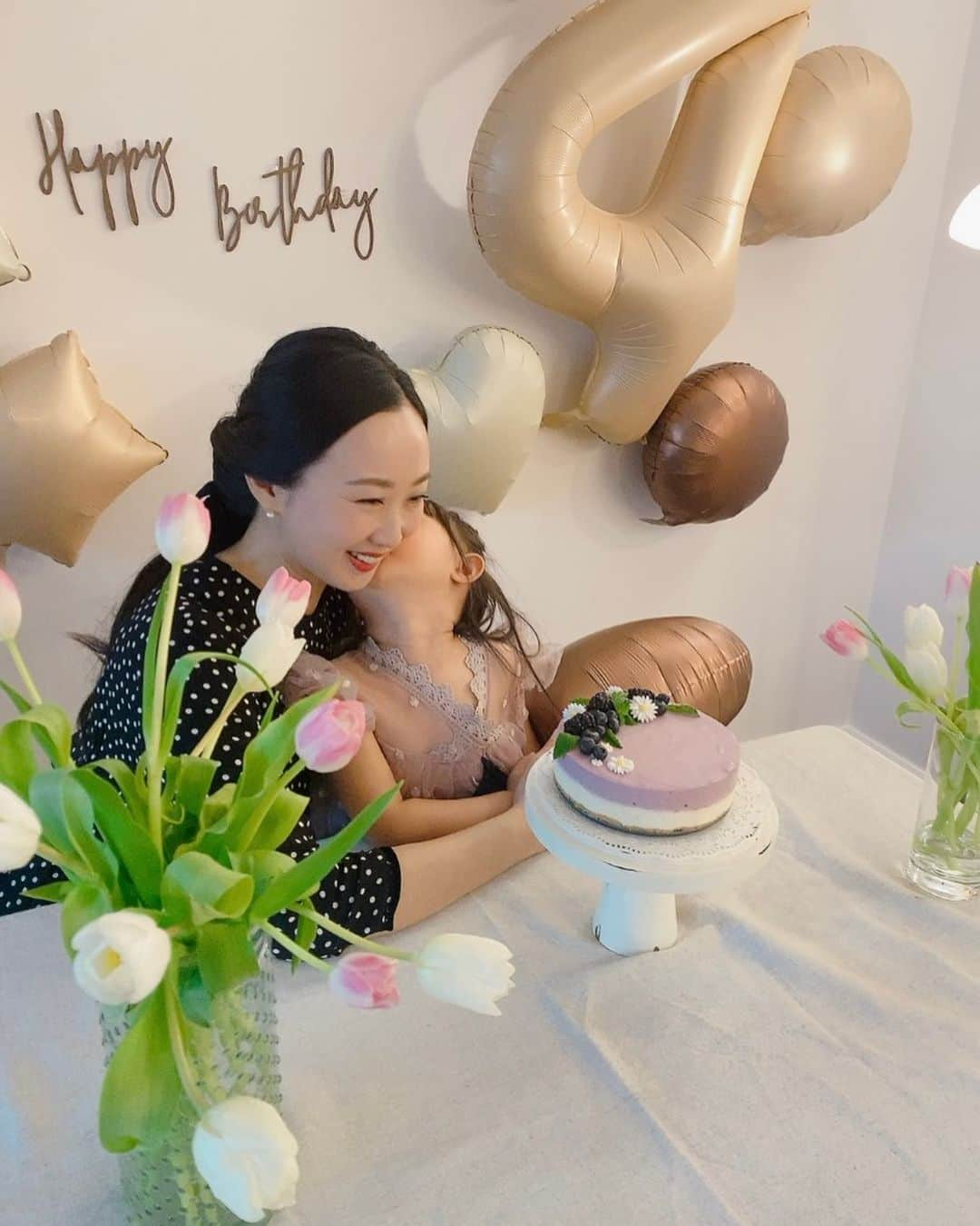 酒向杏奈さんのインスタグラム写真 - (酒向杏奈Instagram)「. . \\ I love you, sweetie. Happy Birthday♡ // . . お陰様で娘が4歳になりました🎂♪ . 少しずつ少女になってきたけど、お風呂前に裸で踊る姿は"なんて可愛い生きものなんだ😂"とまだまだその無邪気さにズギュンとやられる母です💗 . 昨年はマーブルのデコレーションにしようと思って失敗したケーキ…今年は娘の大好きなブルーベリーを使ったレアチーズケーキ中々上手くいったんじゃないかな🫐🎂 手作りケーキいつまで更新できるのか⁈(笑) . 我が家はプレゼントを夜にスタンバイさせて、朝起きたら開けてもらうChristmasスタイル♪ 寝起きに見つけて走っていって、目をまんまるくして喜ぶ顔が大好きなんです😆 . あぁ〜安堵感と感謝の気持ちと愛おしさと何とも言えない幸せな気分です💕 . いつも娘の成長を各国から見守ってくださる皆様ありがとうございます🕊✨ . . My daughter celebrated her 4th birthday♪ Thank you for always watching over her as she grows up from each country! . . ・4歳お誕生日 ・成長に感謝 ・ボストン生活 ・あと一カ月 ・4thbirthday  ・girl ・boston」4月26日 4時06分 - annacotta715