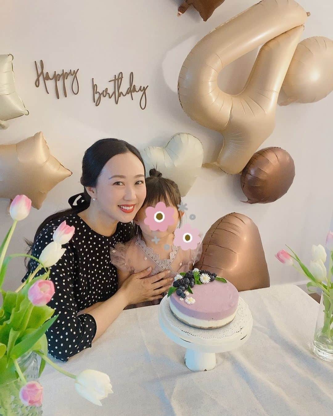 酒向杏奈のインスタグラム：「. . \\ I love you, sweetie. Happy Birthday♡ // . . お陰様で娘が4歳になりました🎂♪ . 少しずつ少女になってきたけど、お風呂前に裸で踊る姿は"なんて可愛い生きものなんだ😂"とまだまだその無邪気さにズギュンとやられる母です💗 . 昨年はマーブルのデコレーションにしようと思って失敗したケーキ…今年は娘の大好きなブルーベリーを使ったレアチーズケーキ中々上手くいったんじゃないかな🫐🎂 手作りケーキいつまで更新できるのか⁈(笑) . 我が家はプレゼントを夜にスタンバイさせて、朝起きたら開けてもらうChristmasスタイル♪ 寝起きに見つけて走っていって、目をまんまるくして喜ぶ顔が大好きなんです😆 . あぁ〜安堵感と感謝の気持ちと愛おしさと何とも言えない幸せな気分です💕 . いつも娘の成長を各国から見守ってくださる皆様ありがとうございます🕊✨ . . My daughter celebrated her 4th birthday♪ Thank you for always watching over her as she grows up from each country! . . ・4歳お誕生日 ・成長に感謝 ・ボストン生活 ・あと一カ月 ・4thbirthday  ・girl ・boston」