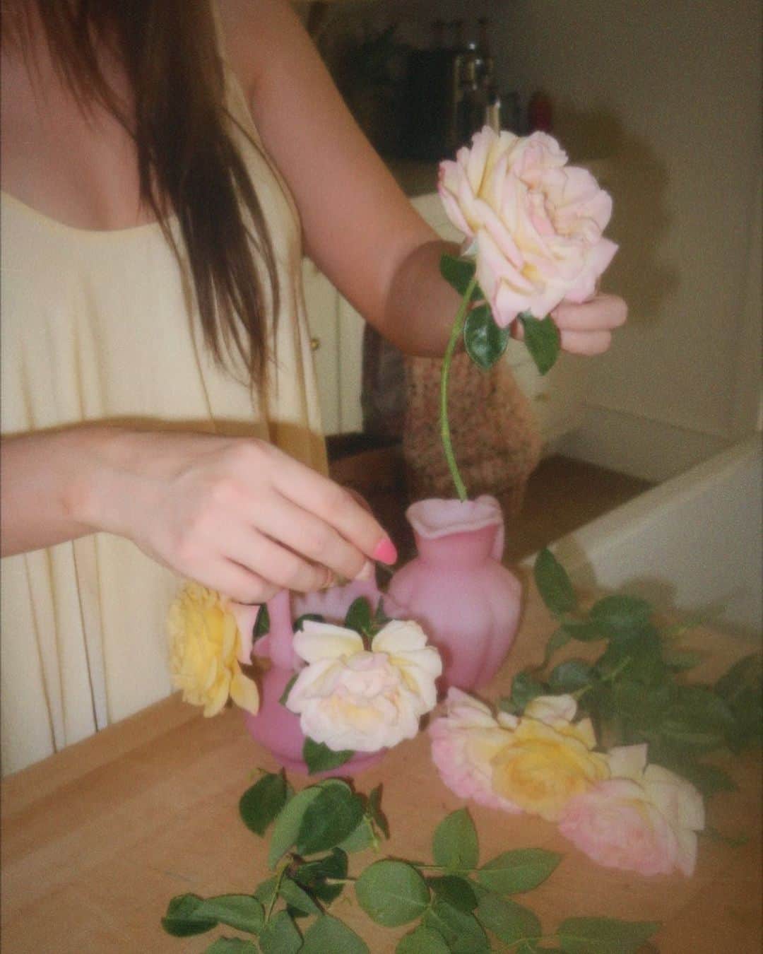 Amber Fillerup Clarkさんのインスタグラム写真 - (Amber Fillerup ClarkInstagram)「Picking roses 💛」4月26日 4時18分 - amberfillerup