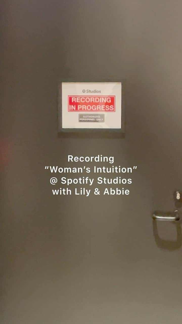 アビゲイル・ブレスリンのインスタグラム：「Finally got to do a duet with my best friend at our favorite streaming service! Woman’s Intuition 👯‍♀️ - Lily Lane x Sophomore recorded at Spotify Studios available for preorder now & available to stream 5/18」