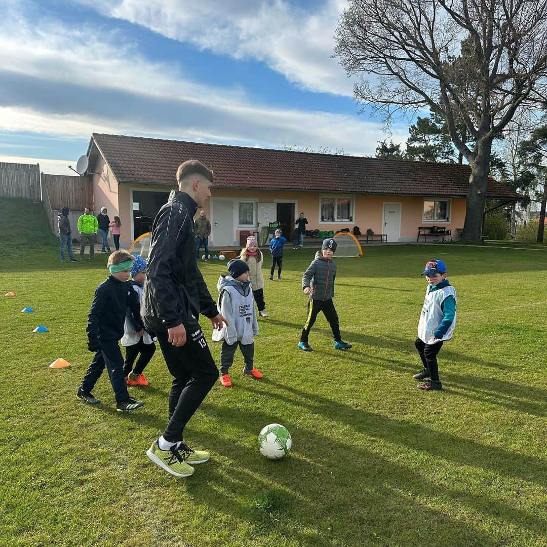 SVホルンさんのインスタグラム写真 - (SVホルンInstagram)「Heute waren wir beim ESV Sigmundsherberg zu Gast. Danke für das gemeinsame Training!🫶🏼  #besuchinderregion #svhornfamilie #nachwuchs #vondengroßenlernen #supersache #spaß #kennenlernen #leidenschaftfussball #svhorn #bepartofit」4月26日 4時19分 - svhorn1922